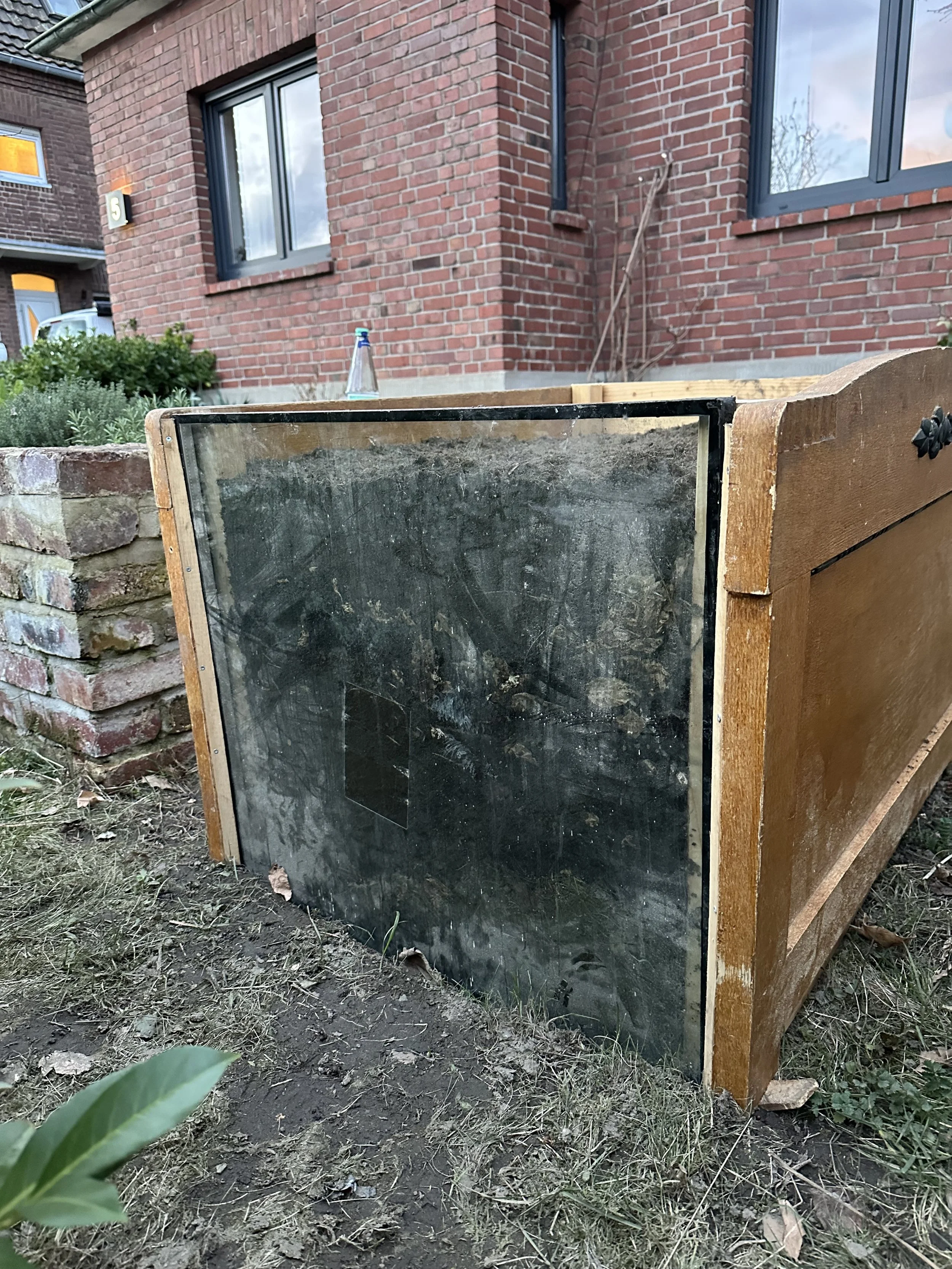 Hochbeet aus Resten mit Glasscheibe