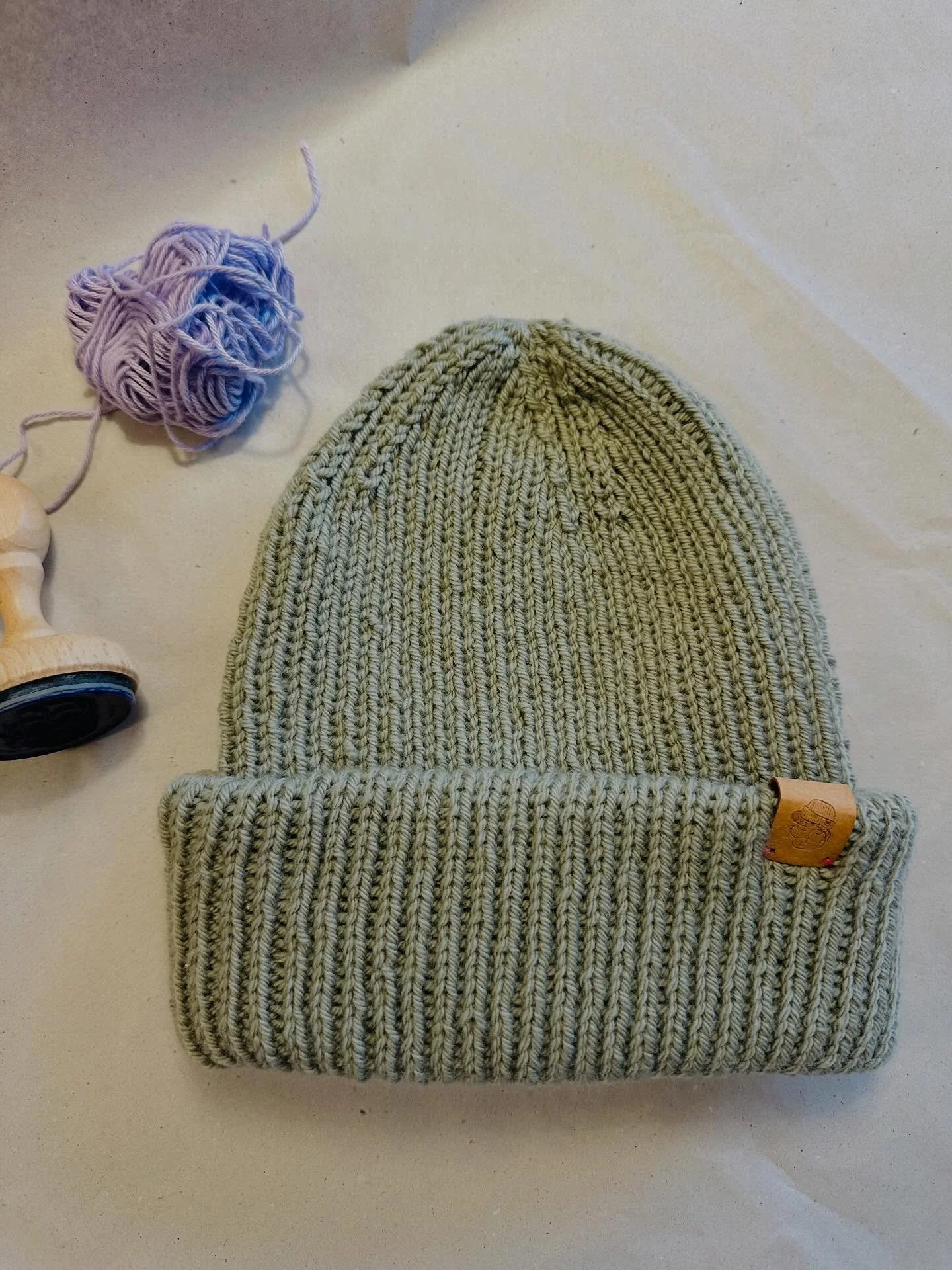 Gute Reise und das du mir sch&ouml;n die Ohren warm h&auml;ltst! Bei 3! Schichten Strick, gar kein Problem. Garn: @dropsdesign Daisy (Salbeigr&uuml;n) 
#knitting #stricken #strickm&uuml;tze #mondolana #dropsdaisy #drops #salbeigr&uuml;n #etsy #etsysh