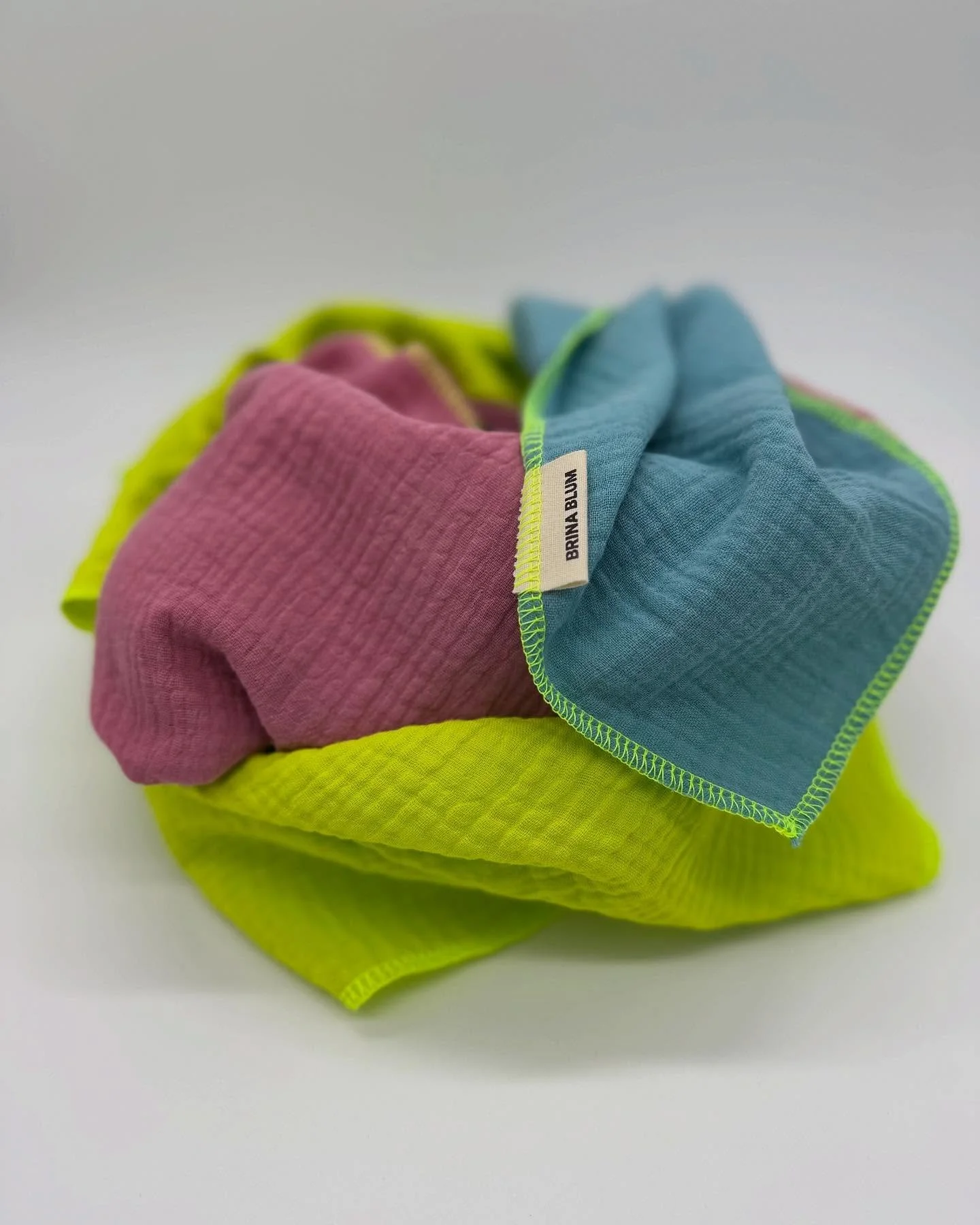 Die neuen Sommer-Musselint&uuml;cher kommen so langsam in den Shop! 
Tolle Neonfarben f&uuml;r beste Sommerlaune. #etsy #etsyshop #etsyfind #musselintuch #musselinliebe #halstuch #mamaalltag #handmadewithlove❤️ #bohostyle #scandistyle