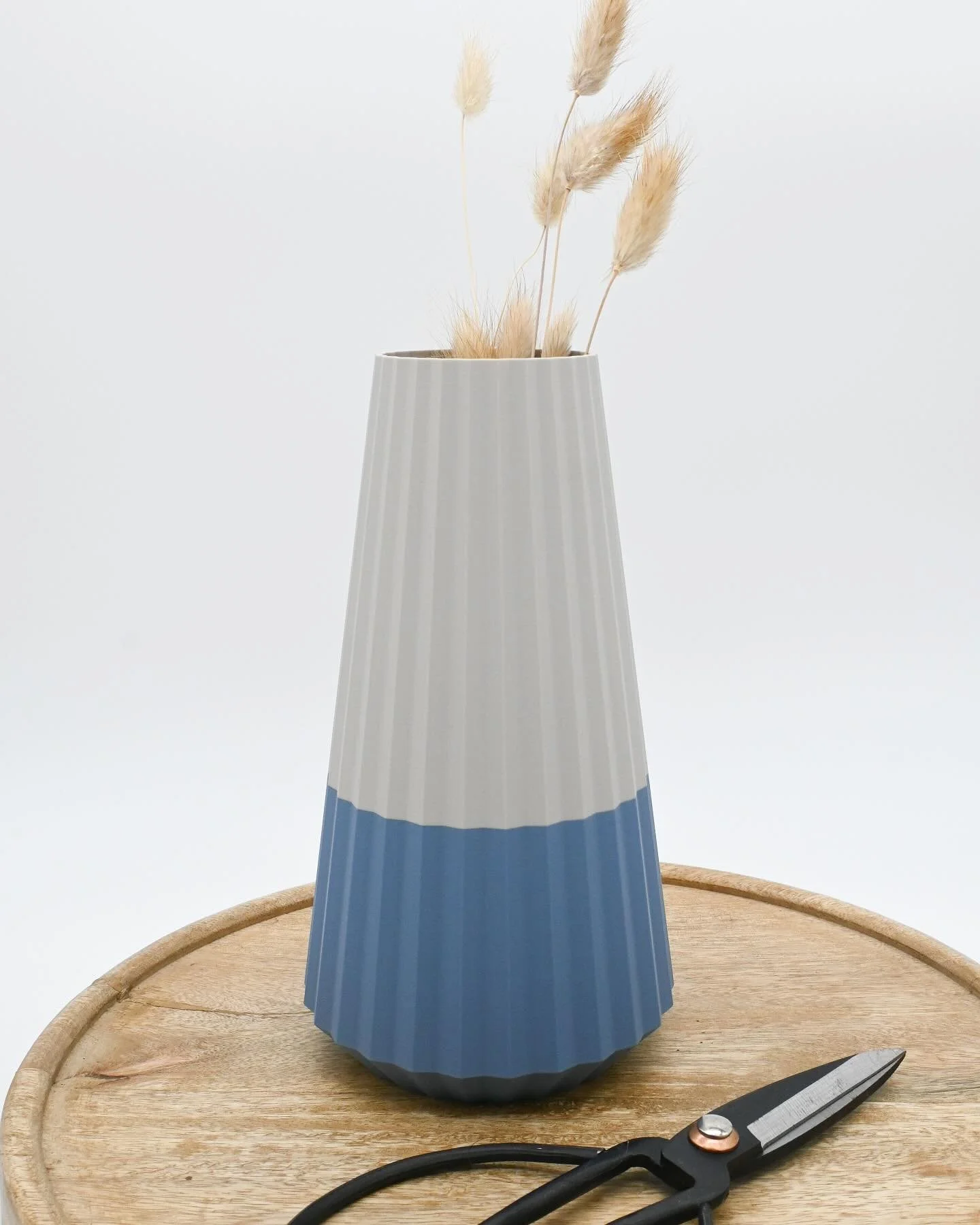 Weil Stricken und N&auml;hen und Glas schleifen noch nicht genug f&uuml;r mich war, drucke ich euch in Zukunft auch noch Vasen. 😁#3d #3ddruck #3ddrucken #interior #interiors #interiordesign #vase #3ddruckvase #homeinteriordesign #homedesign #designl