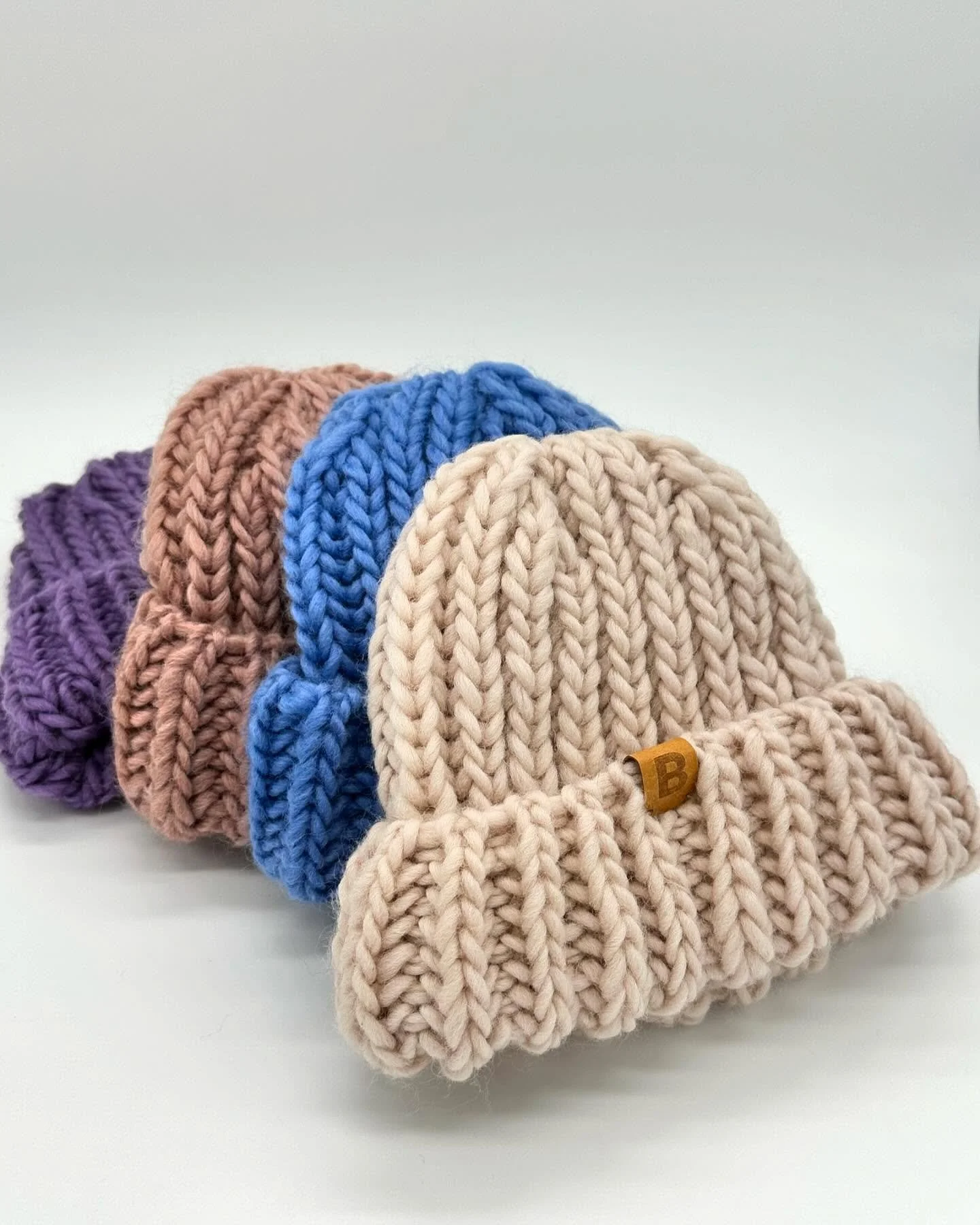Und hier die neuen Farben unserer M&uuml;tze Fiskare. Ich steh total auf Flieder. Passt auch wunderbar zu dieser sehr dicken aber leichten M&uuml;tze.
Gestrickt im Fishermans Stich (Patentmuster) mit einer 8mm Nadel. 
#dropsdesign #wool #iloveknittin
