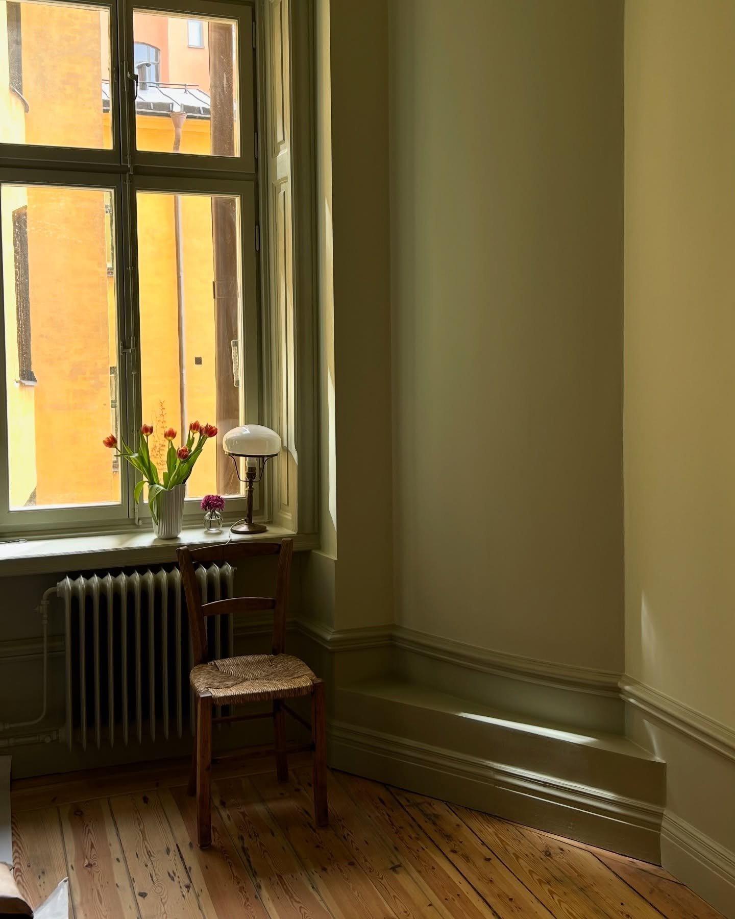 Den underbara kombinationen av gammalt och nytt! Från ett av våra favoritprojekt. #renovering #stockholm #maleri