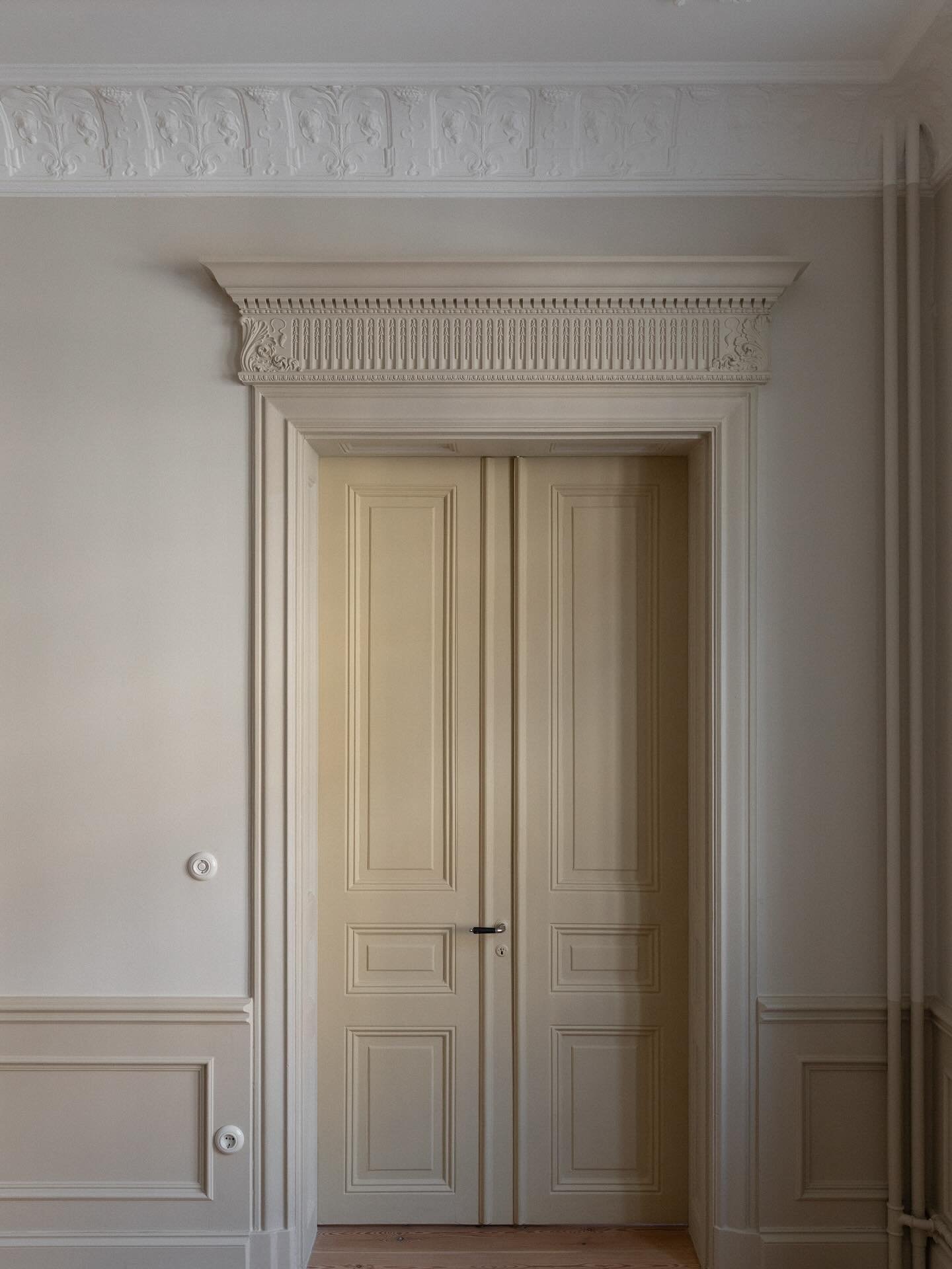Ett gott samspel mellan sekelskifte, modern komfort och klassisk design. Vi tar hand om din renovering. Sista bild en före-bild av samma utrymme. Bild av Fabian Wester