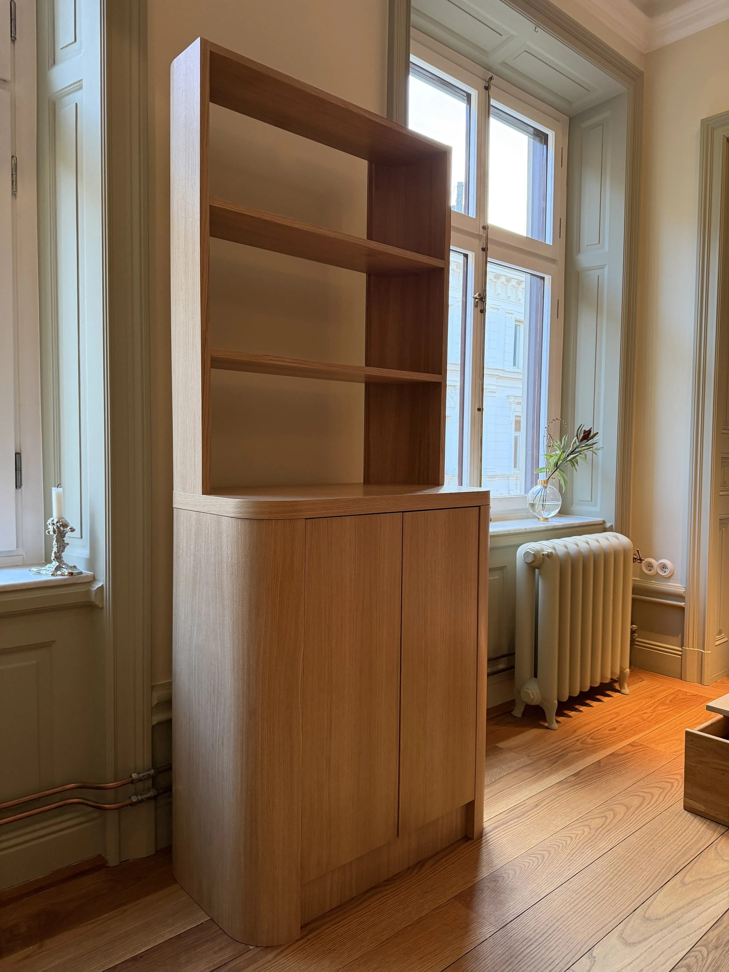 Platsbyggt vitrinskåp. Designat, ritat och tillverkat av oss