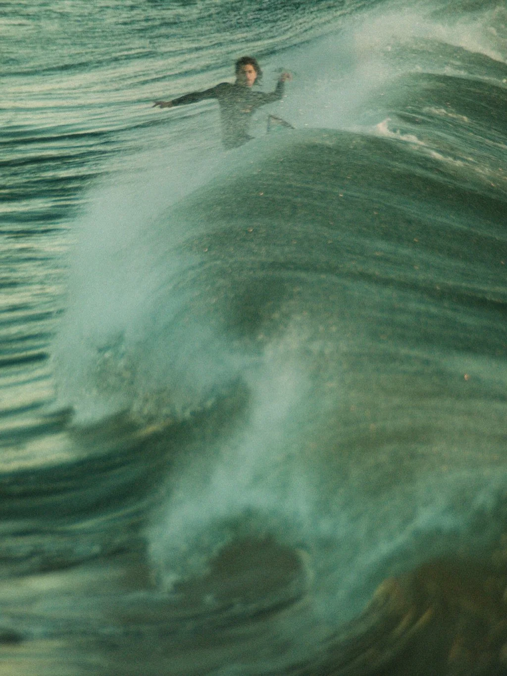 On this visit I was determined to finally take some photos of surfing. So I borrowed my friend&rsquo;s 85&ndash;210mm manual Zenit lens (thank you @kristianaeglite 🙏) attached it to my cropped frame Sony and prayed that I would be able to capture so