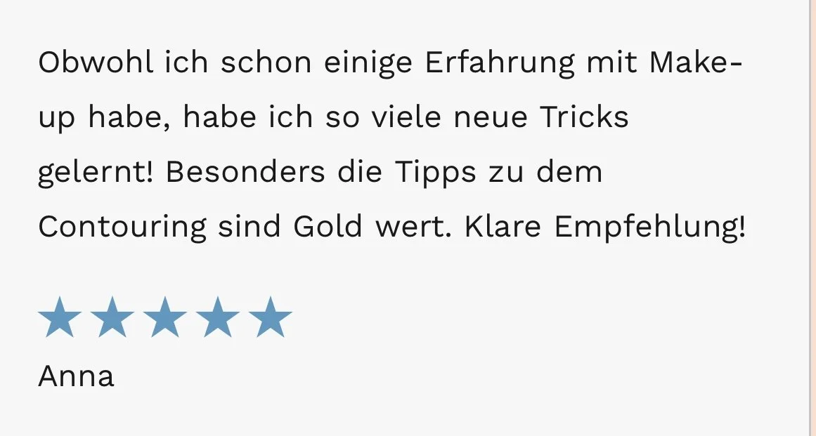 Bewertung mit fünf blauen Sternen und Text über Make-up-Erfahrungen und Tipps, unterschrieben von Anna