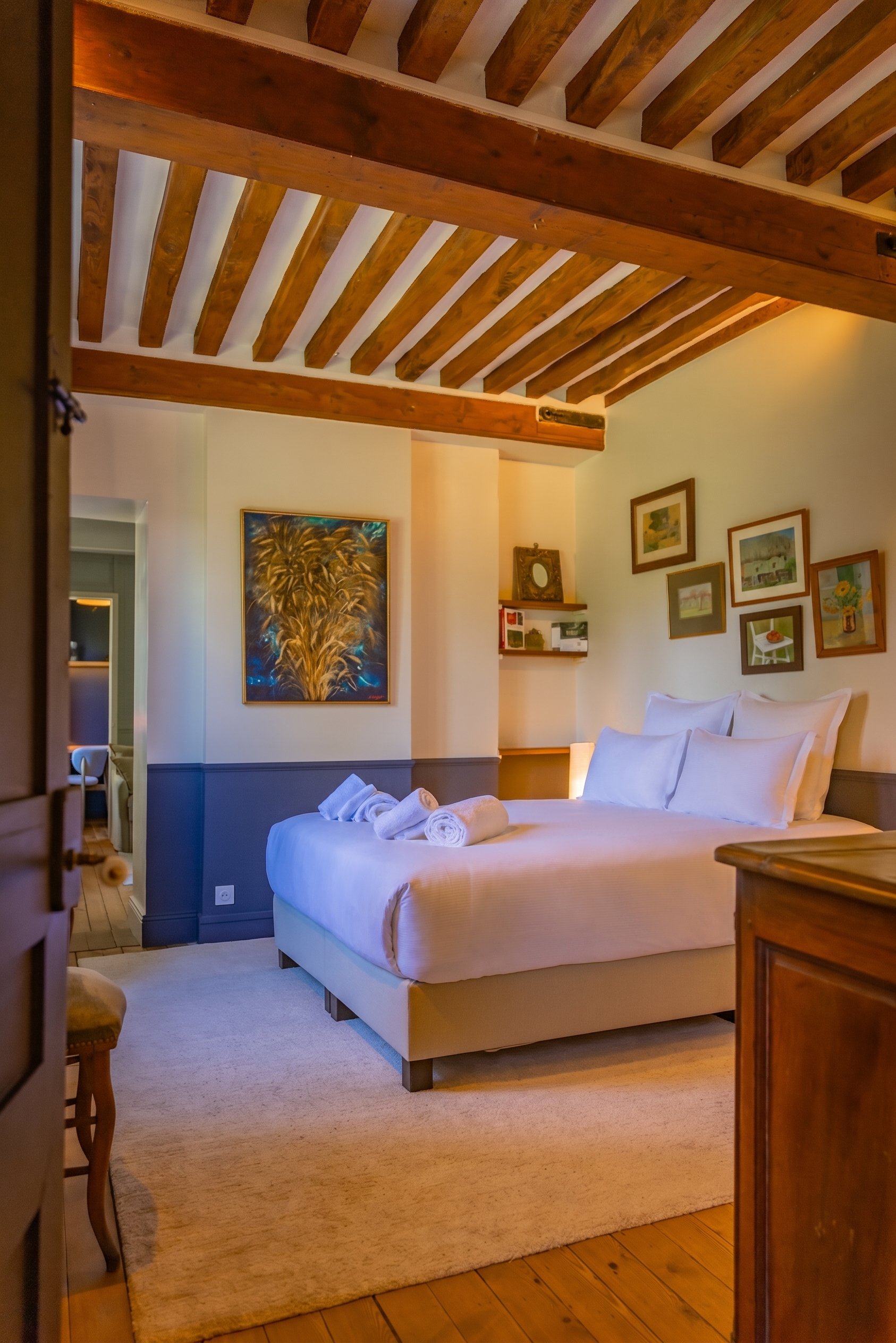 Chambre avec un lit double, lampes de chevet et fenêtre.