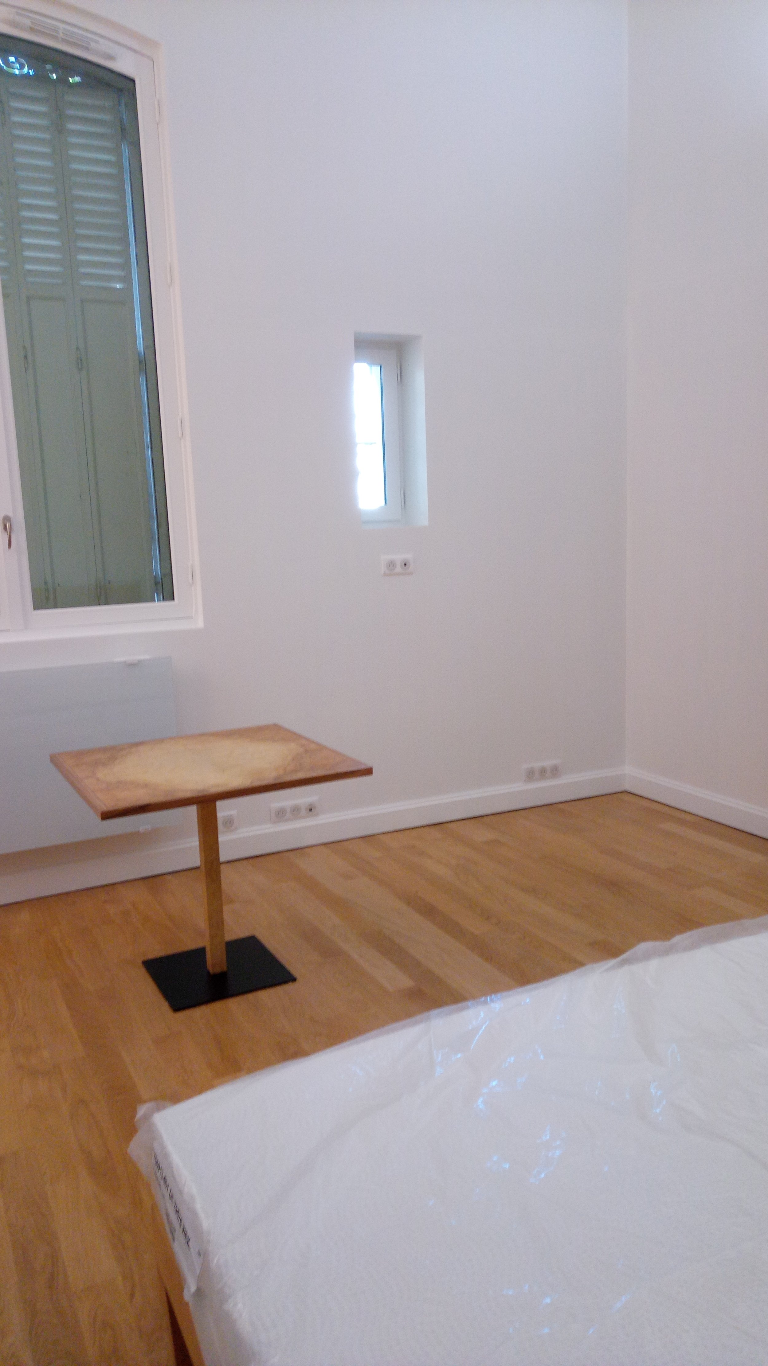 Tisch 80X80
Eschenmaserfurnier
Oberfläche: lackiert.