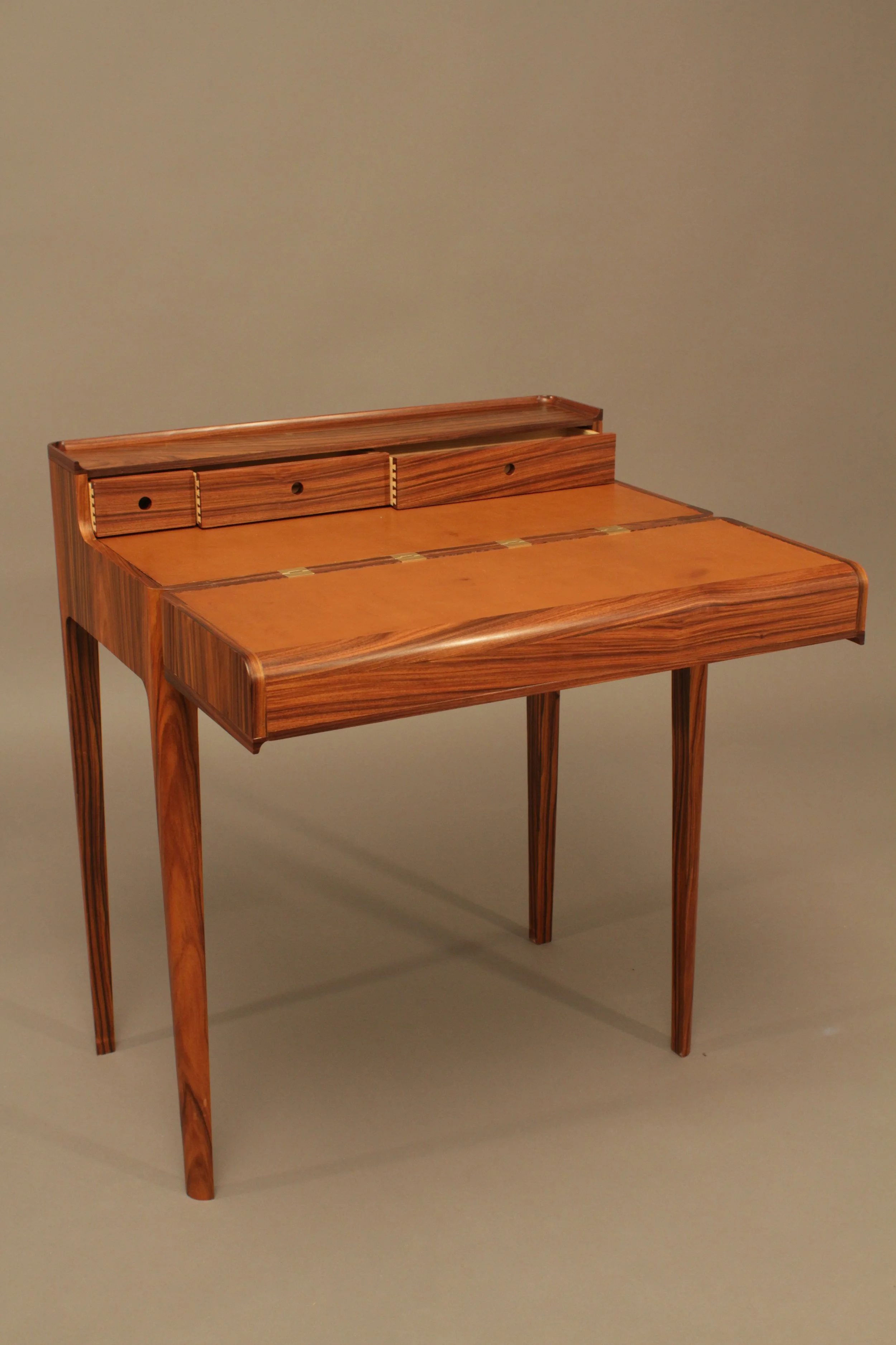 Schreibfläche aufgeklappt. Aus Leder