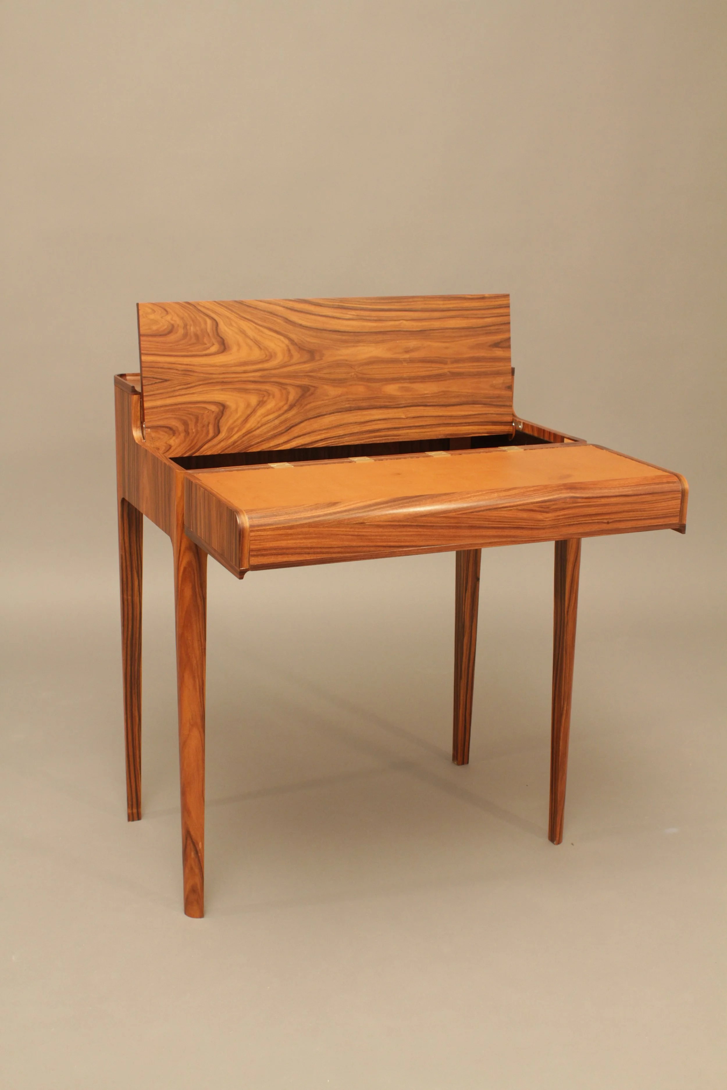 Stauraum für selten benötigtes, die klappe wird zugänglich über einen Stift an der Seitenzarge.