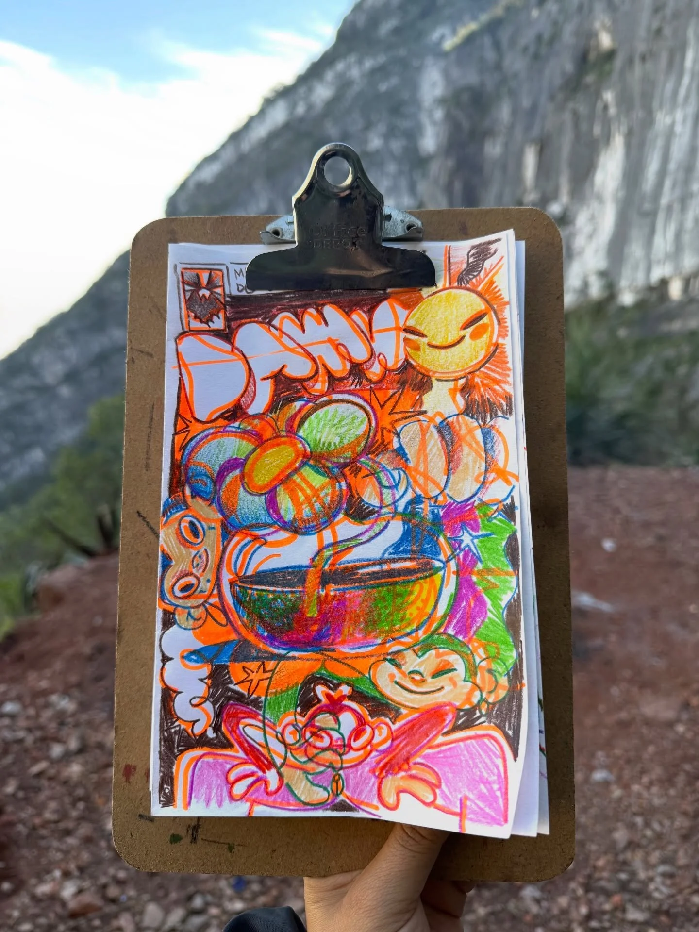 Un florero redondo y un nopal en forma de corasao. 🍄🌈✨🗻🖍️