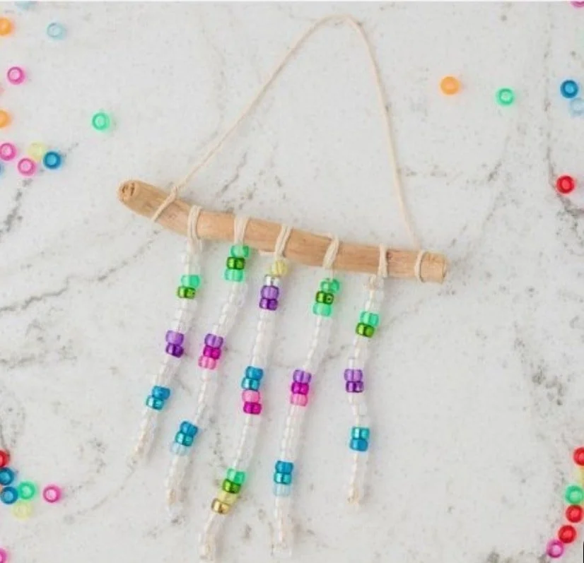 ✨️TONIGHT!✨️
Join us at 5:30 tonight and make your own beaded suncatcher! 10$ per participant!