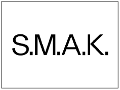 Afbeelding met de tekst 'S.M.A.K.'