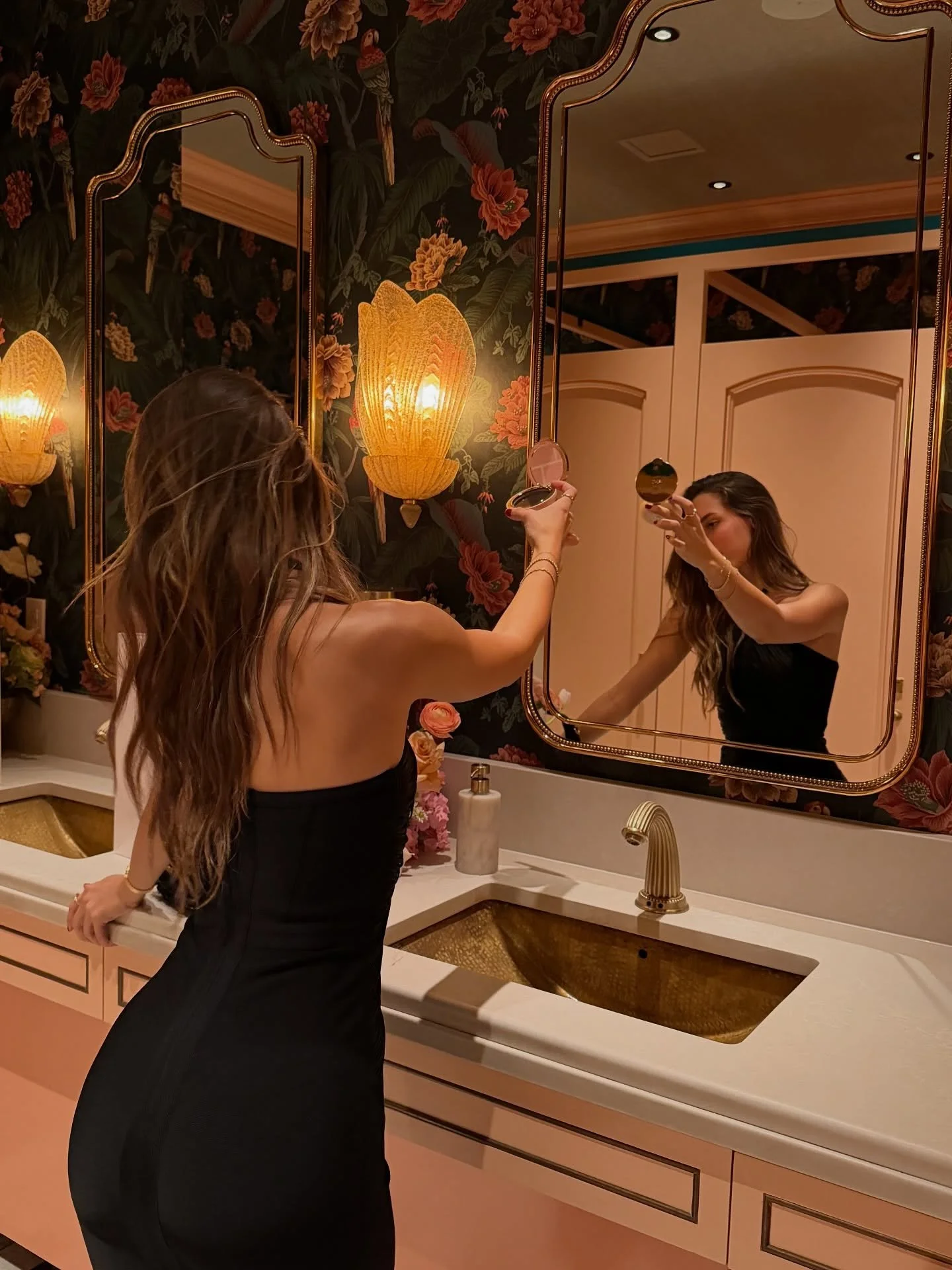 La @toty vidaaaa 🫰🏼 un evento wow celebrando a @sofiavergara ( si es mas linda en persona) pero lo que la hace a&uacute;n mas linda es su personalidad. 

@cdvergara el evento mas bellooooo🌸🌸

Wearing @herveleger petition to bring bandage dresses 