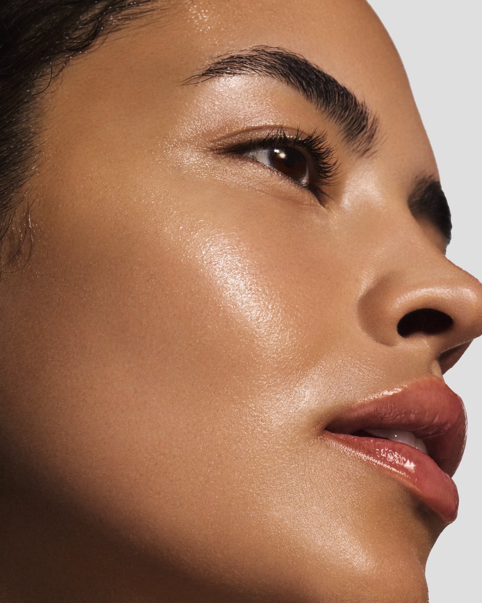 EvergreenSkin_Hydrate2_OnFigure_1166-960x1200-b39b6ae.jpg