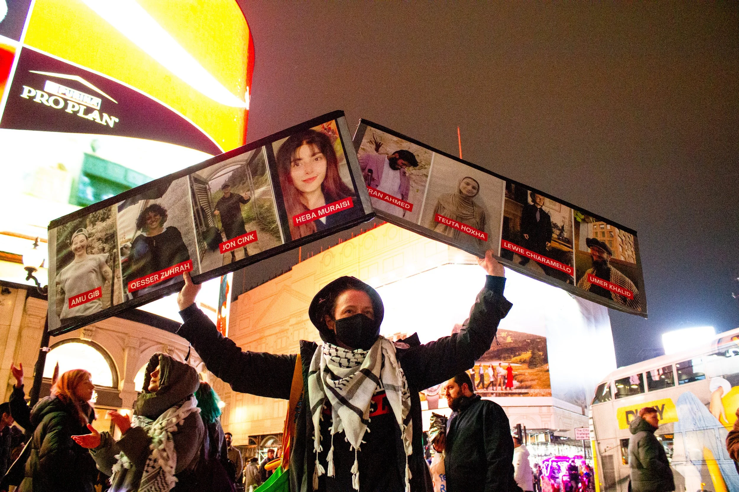 Protestors block Picadilly Circus in solidarity with the hunger strikers / Maktoob Media, 2026.