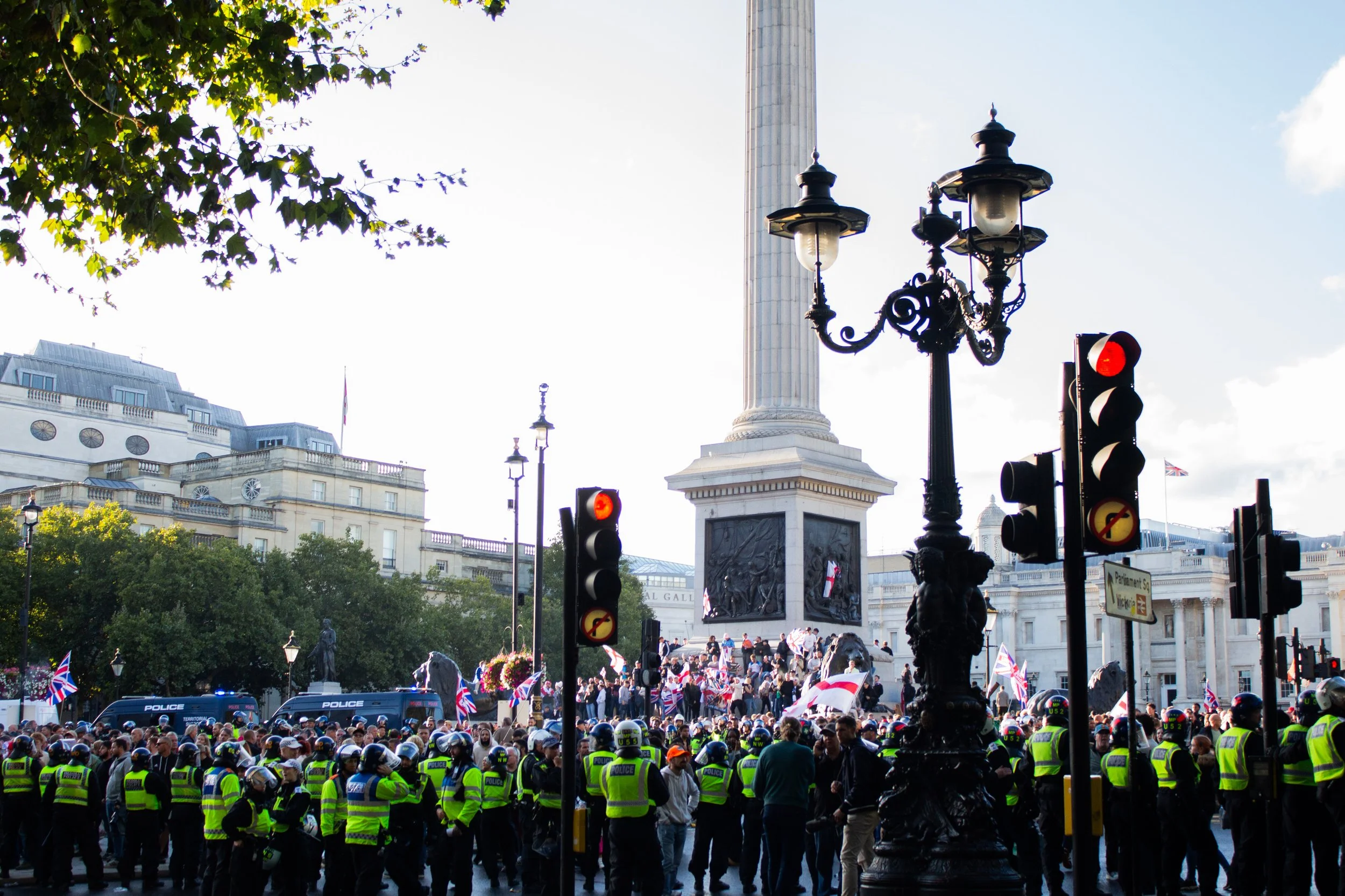 Police encircle the far-right crowds around the Trafalgar Square Monument, 2025.