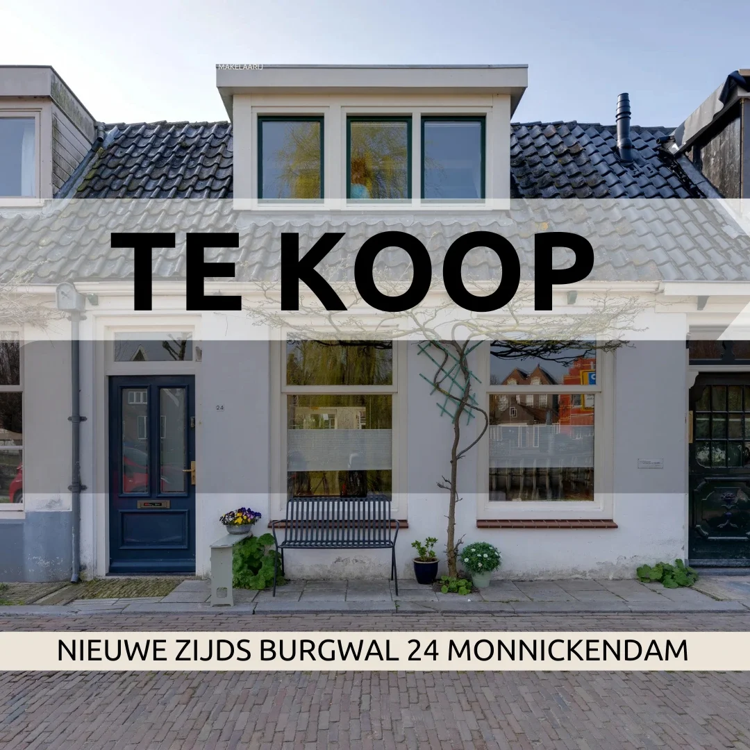 Haverkamp Makelaardij - Te koop woning Nieuwe Zijds Burgwal 24 Monnickendam, vrijstaand huis met blauwe voordeur, tuinbankje en bloempotten