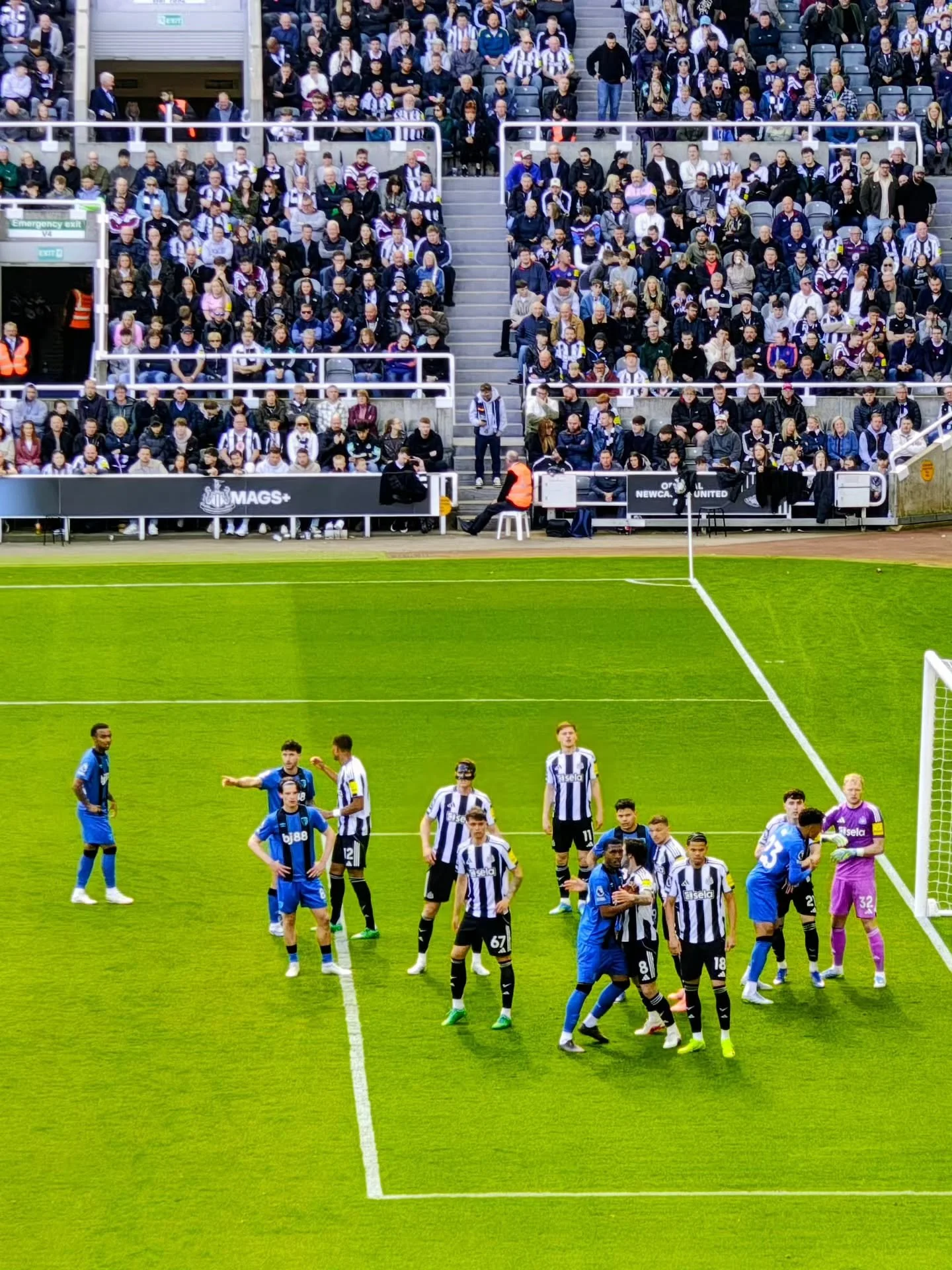 Trouble in the box 

#nufc #newcastleunited #football #bournemouth