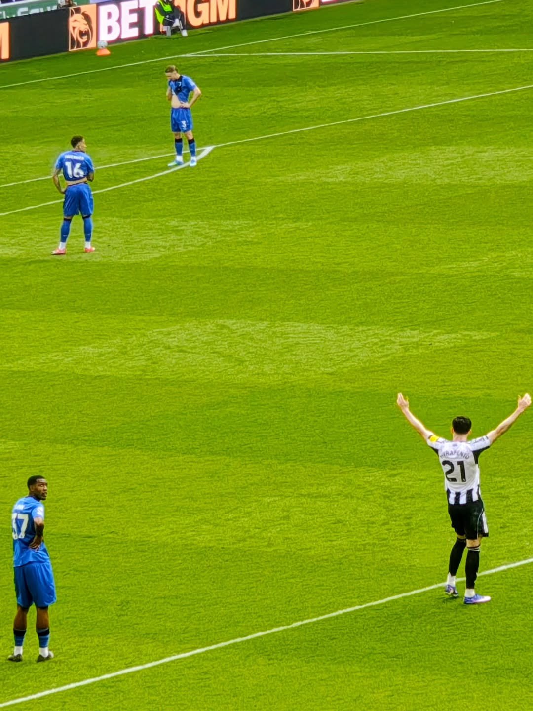 Protect Livramento at all costs

#nufc #newcastleunited #football #bournemouth #livramento