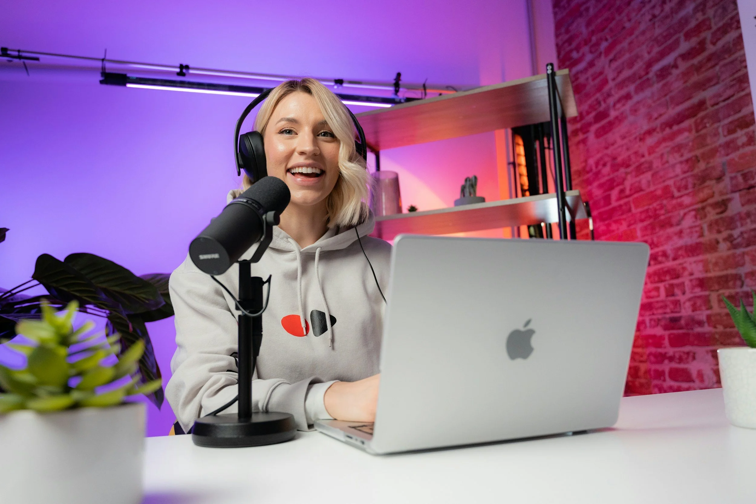Five Smart Ways to Create Podcast Hooks Your Viewers Can’t Ignore