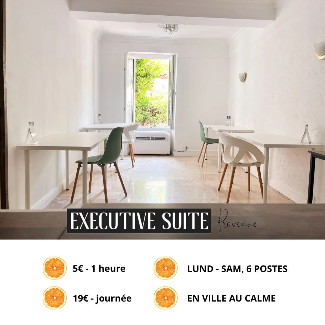 Salle de réunion lumineuse avec quatre tables blanches et des chaises colorées. Fenêtre ouverte laissant entrer la lumière et la vue sur un jardin avec un bougainvillier. Texte en bas annonçant le coworking en Provence avec tarifs et disponibilités.