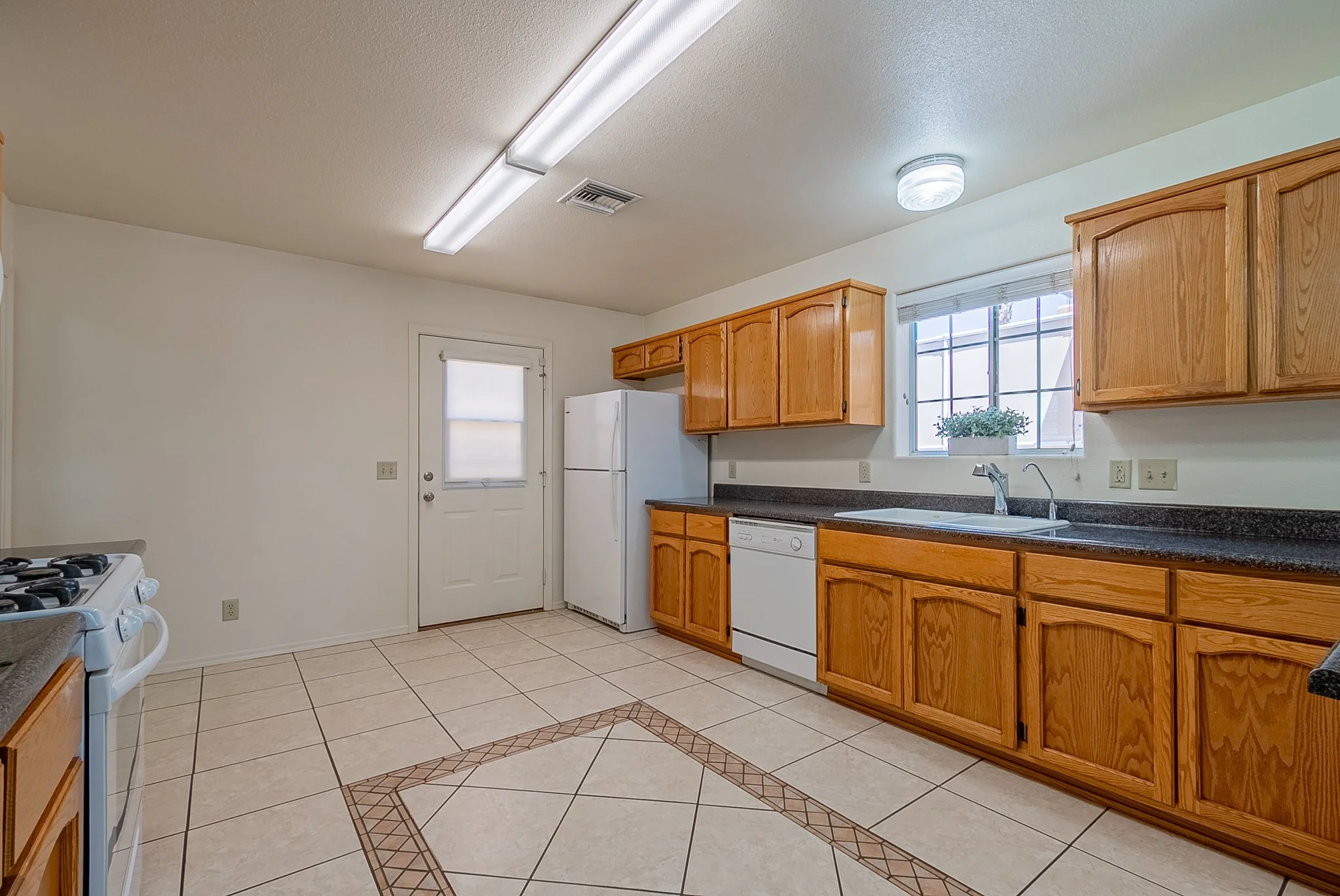 5208 E 33rd-10.jpg
