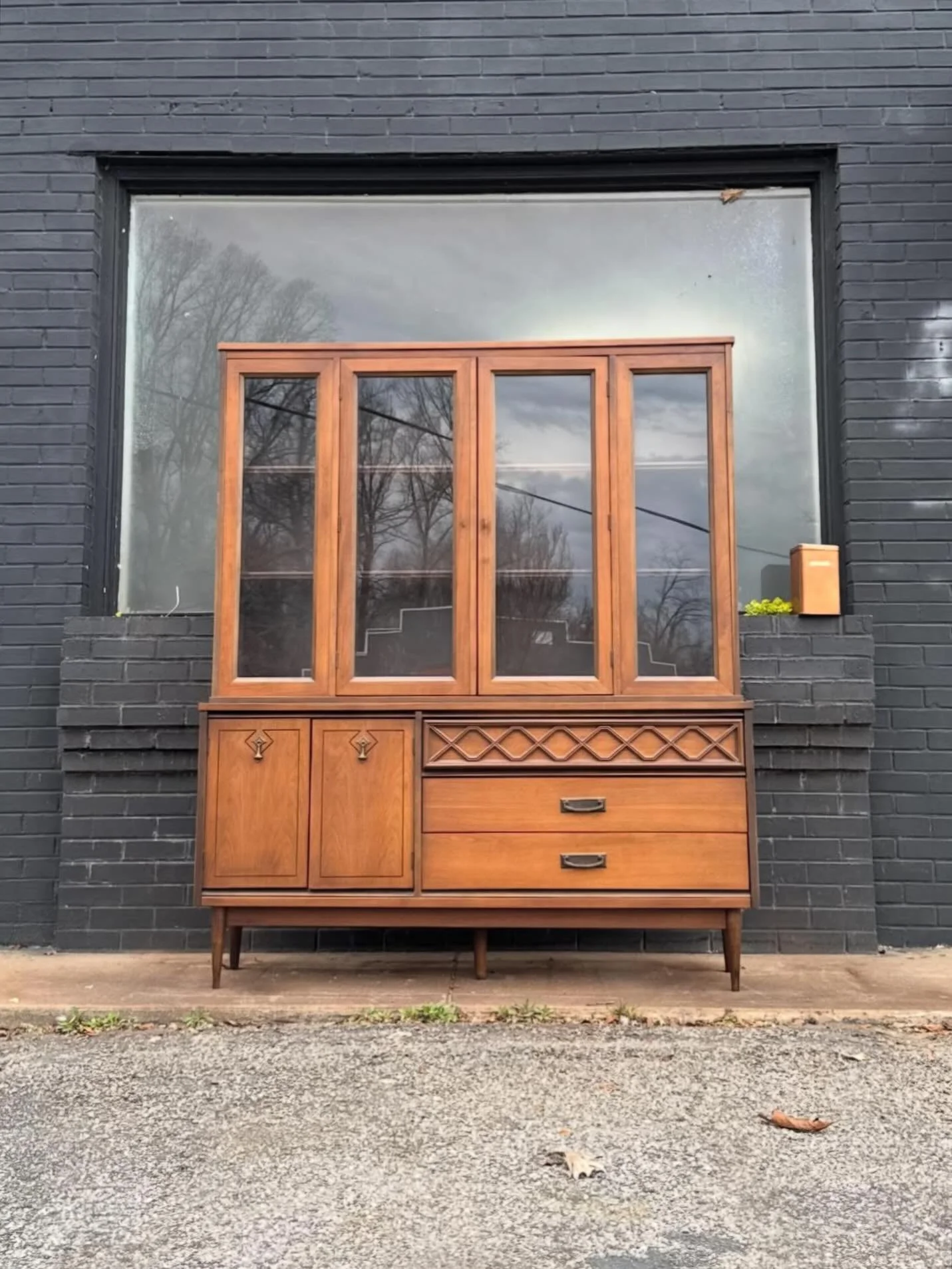 Available ! 
- - 
$995 On Sale : MCM Bassett Hutch 
- - 
Dimensions: 60-15-71H
- - 
Free Delivery: DC, VA, MD, NC 
- - 
#mcm #midcenturyfurniture #midcentury #midcenturymodern #midcenturydesign midcenturystyle midcenturyhome