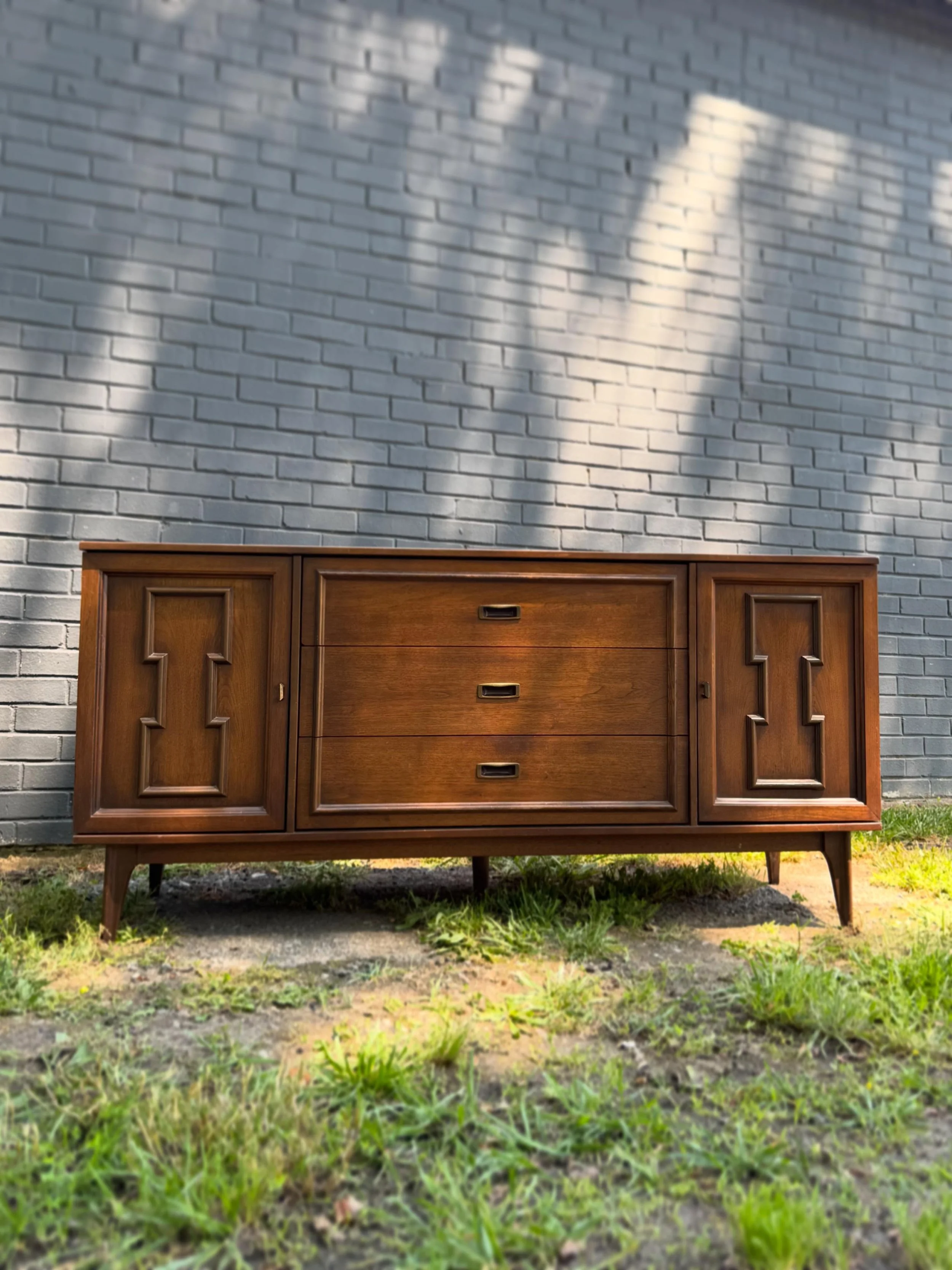 Available ! 
- - 
$850 : Vintage MCM Bassett 
- - 
Dimensions: 62-18-30H
- - 
Delivery $75:  VA, DC, MD, NC 
- - 
#mcm #midcenturyfurniture #midcentury #midcenturymodern