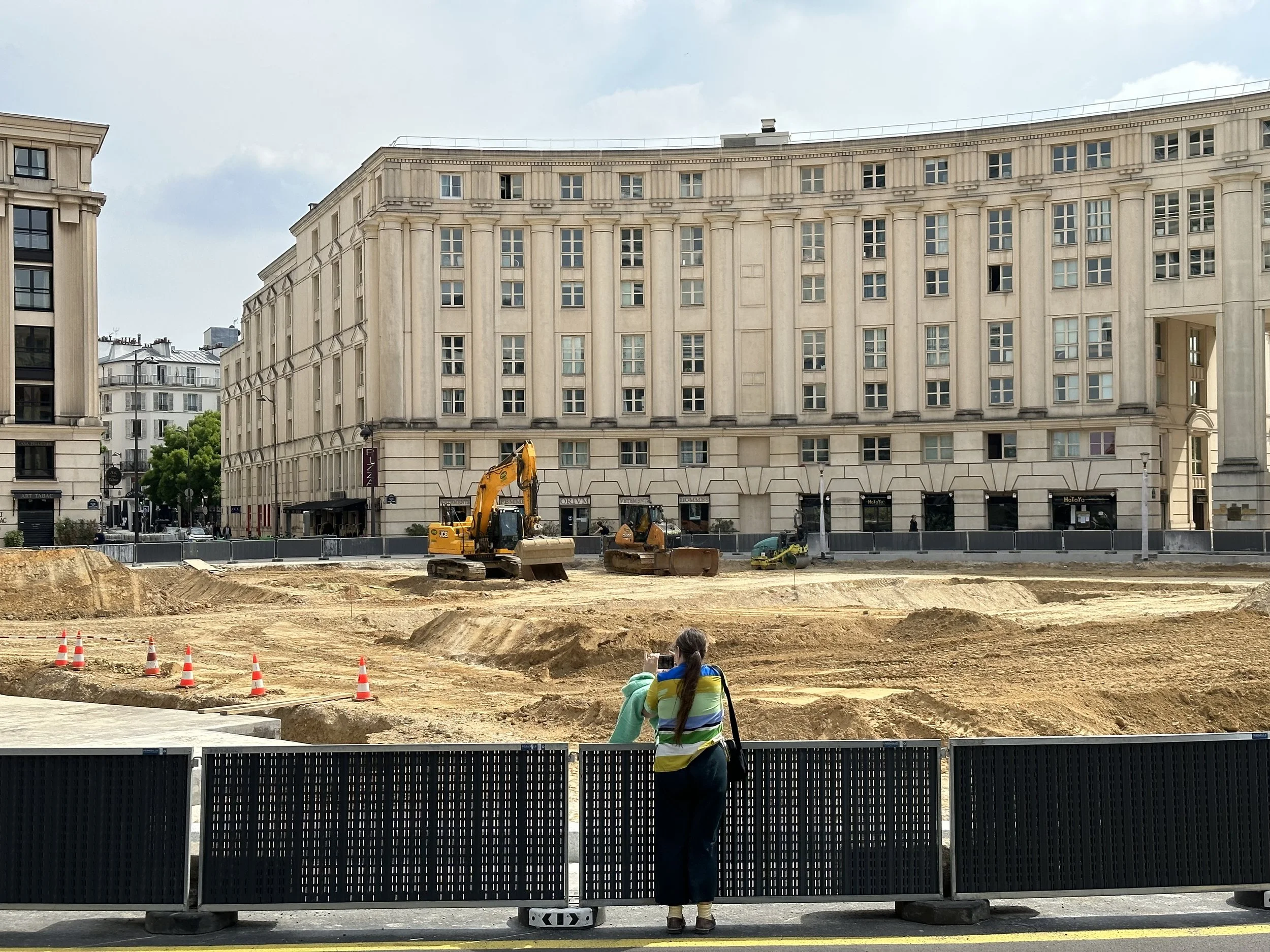 Urbaanin metsän rakenteilla. Place de Catalogne, Paris, Ranska, 2023.