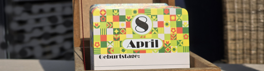 Ein Kalenderblatt für den Monat April mit einem bunten, geometrischen Muster im Hintergrund. Darauf steht eine Zahl 8 in einem schwarzen Kreis, und darunter der Monat 'April'. Zudem gibt es die Überschrift 'Geburtstage:'.