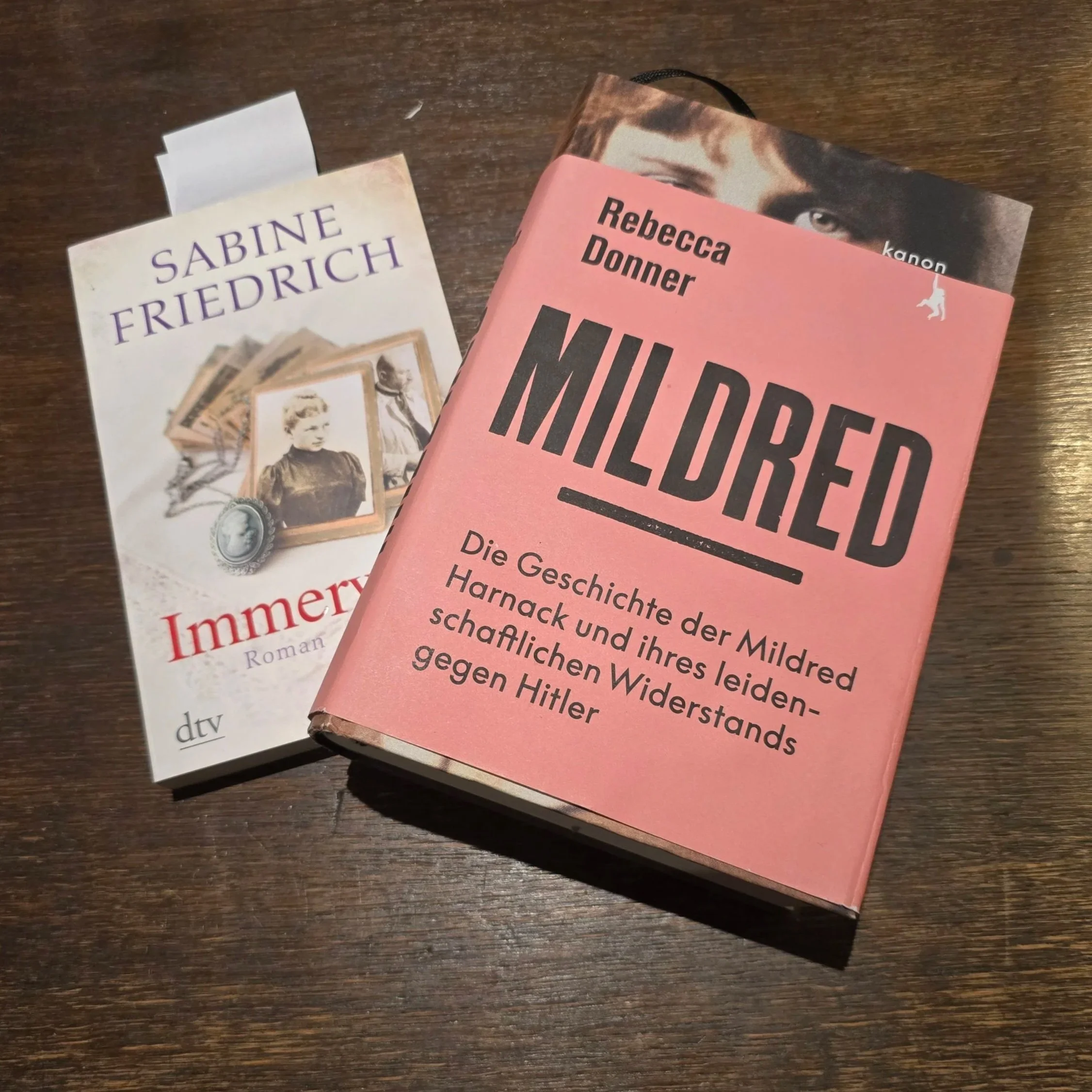 Zwei Biografien liegen auf einem dunklen Tisch, die eine Biografie handelt von Clara Immerwahr, die andere Von Mildred Harnack.