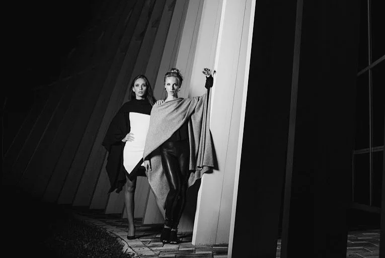 We love when our clients trust us with full art direction &mdash; it&rsquo;s where the magic happens. ✨
When a luxury cashmere company reached out needing a photoshoot, we handled every detail from concept to final shot. We chose a stunning location 