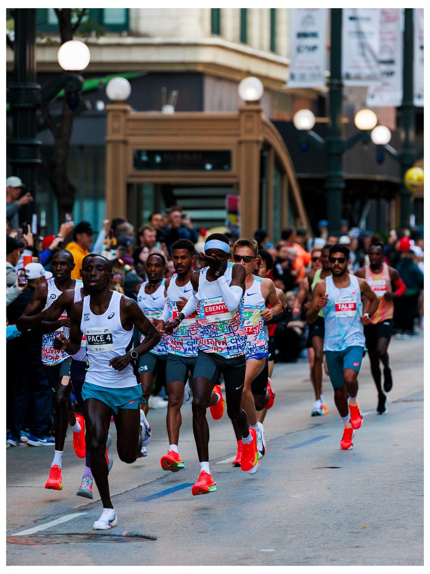 CHICAGO MARATHON ⚡️ 🌊 🏴 

Being a runner, it was an absolutely insane experience chasing + photographing my first World Major Marathon, incredible race and community!

s/o @tylerofthenorth for making it possible, and s/o @sforstner34 for throwing d