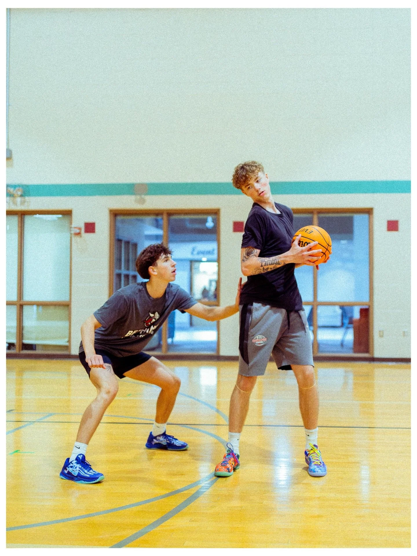 one of my &ldquo;secret&rdquo; loves is basketball. something i like to practice on frequently. these are from summer, when i experimented with difficult lighting and bringing a different vibe to a basketball practice.

#mnphotographer #basketball #c