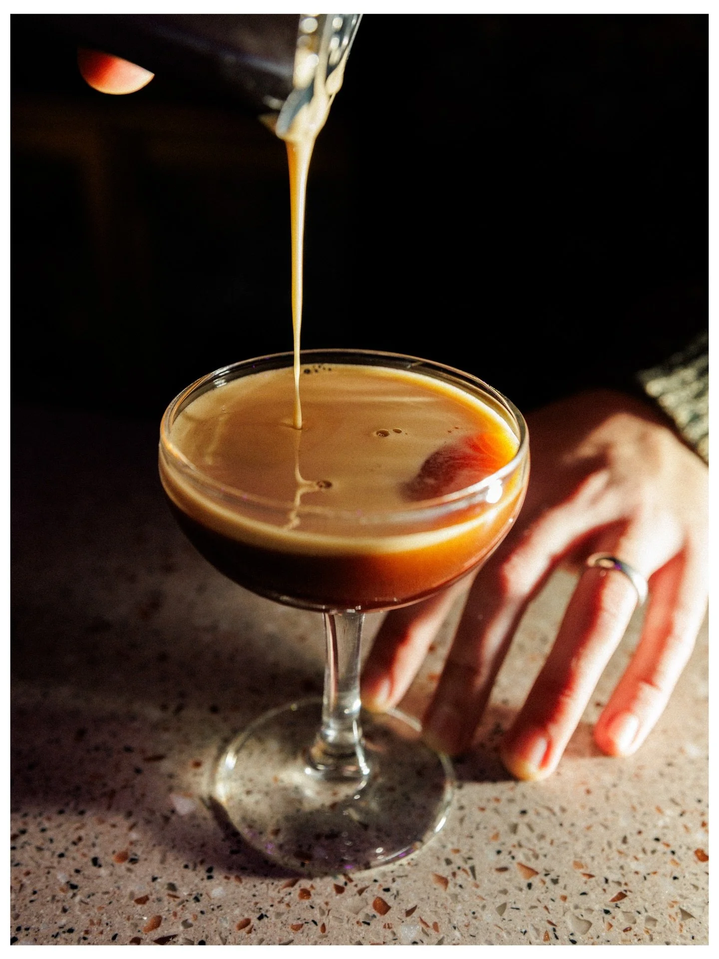 at the bar with @mo.alkhalel for @kizzorestaurant 

#cocktailhour #minnesotaphotographer #creativeentreprenuer