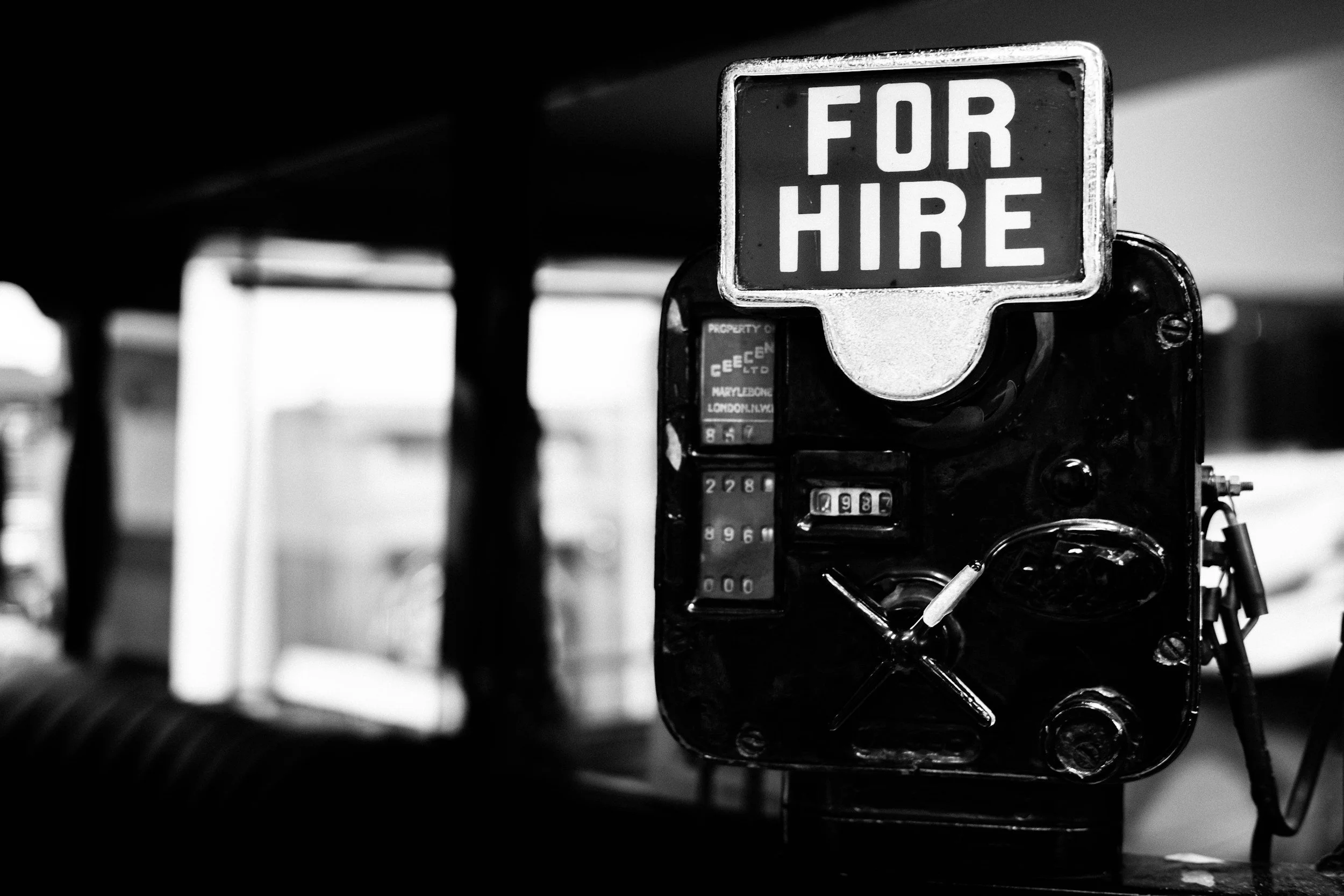 Freelance Graphic Designer vs Agency: What’s Right for Your Small Business?