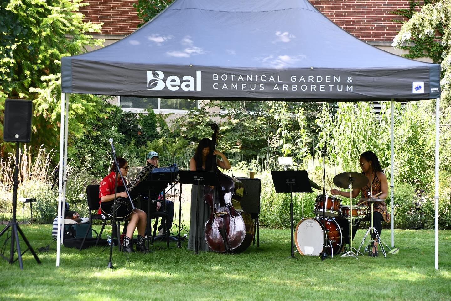 Had a lot of fun playing at the Beale Gardens the other week with @emmaawilburn and @tchausarah!! Big thanks to everyone who came out ❤️&zwj;🔥😸🫡