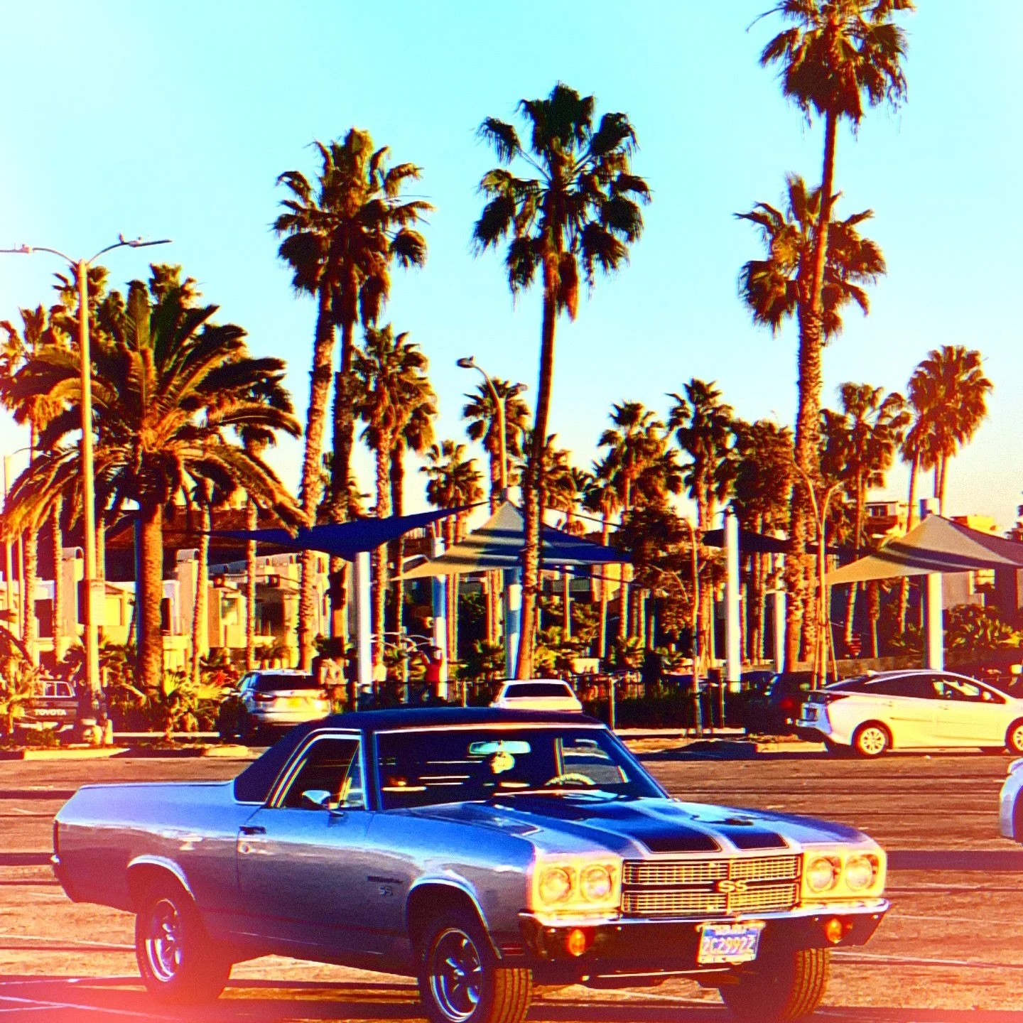 On a sunset walk this beast was pumping some bangin&rsquo; tunes (sans driver) #vintagecar #musclecar #americanmuscle #usa