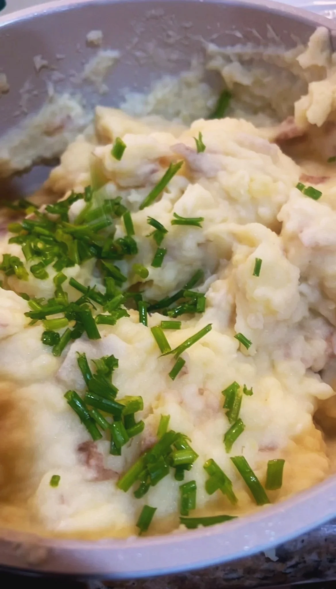 Creamy Garlic Mashed Potatoes with Chives