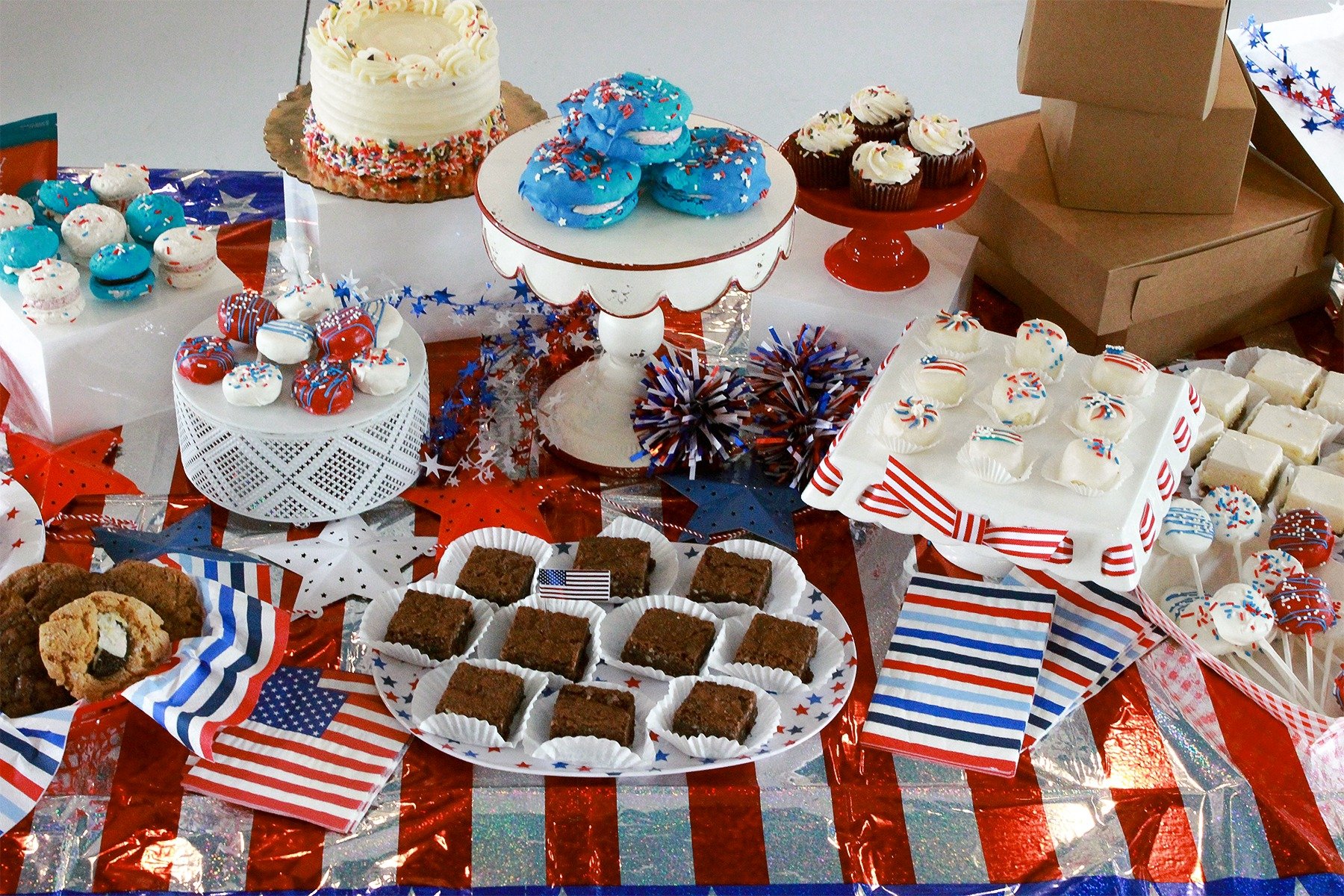 Last chance to order your star-spangled spread ✨ 8 baby cakes, 8 roonies, and 8 cake pops to make your day extra FESTIVE.