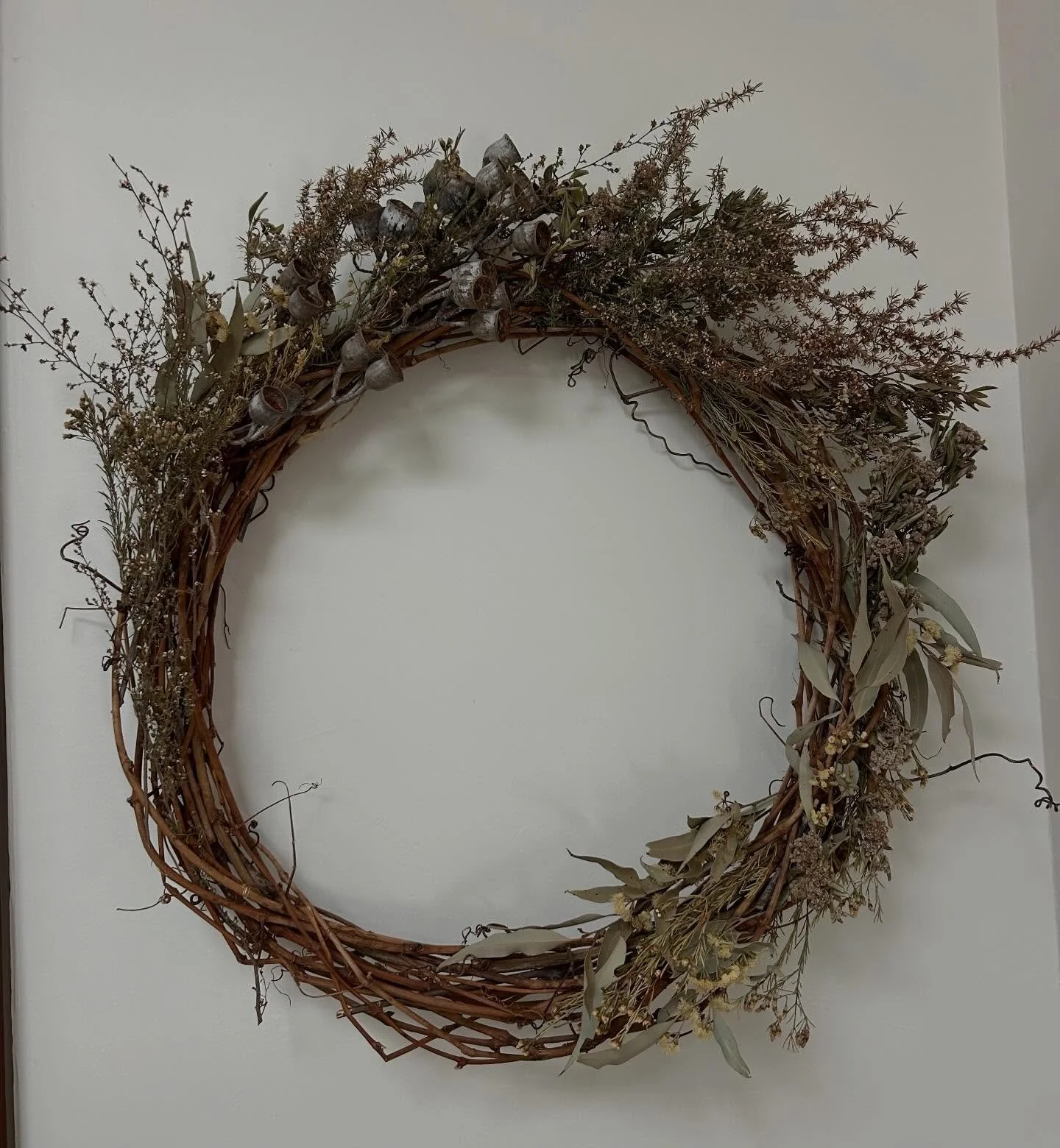 I&rsquo;ve made this wreath as a keepsake for one of my wedding clients from last year. Georgia&rsquo;s bridal bouquet has been hanging upside down 🙃 and drying out here By The Oak and today I carefully dismantled it and put all the dried leaves, fl