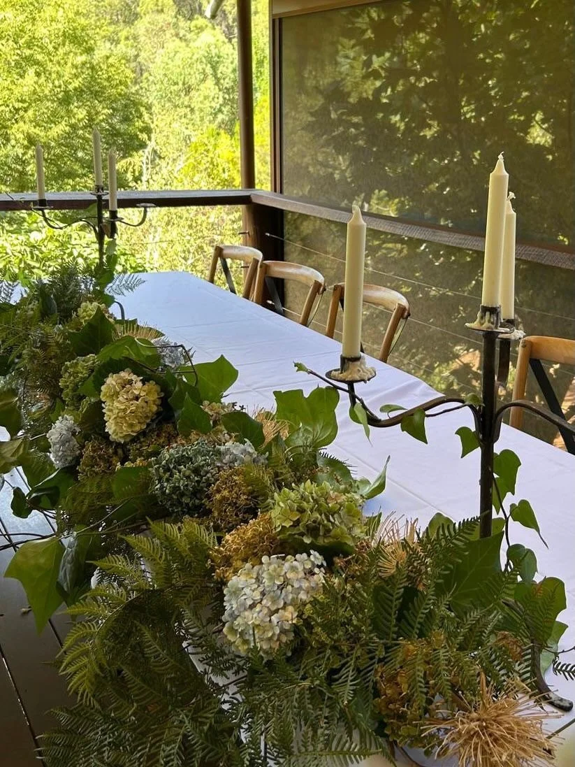 A quick little example of a set up for the &ldquo;head table&rdquo; at last weekends Dwellingup Weddings Open Day. That&rsquo;s a goodbye to the last of all the hydrangeas in my garden until next season ☺️
.
.
.
@dwellingupweddings 
@nobleriverestate