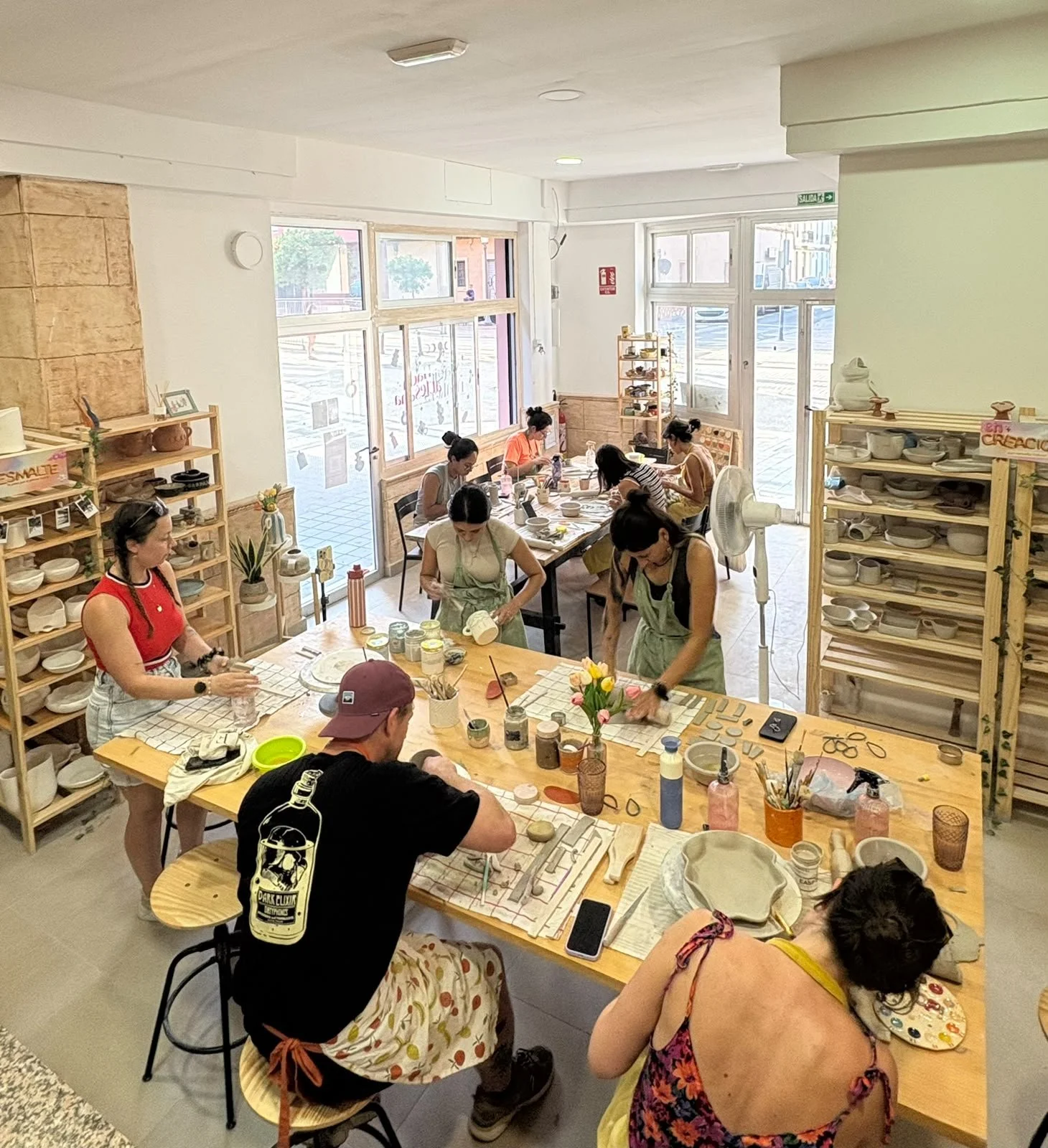 Clase de ceramica con hombres y mujeres en Valencia