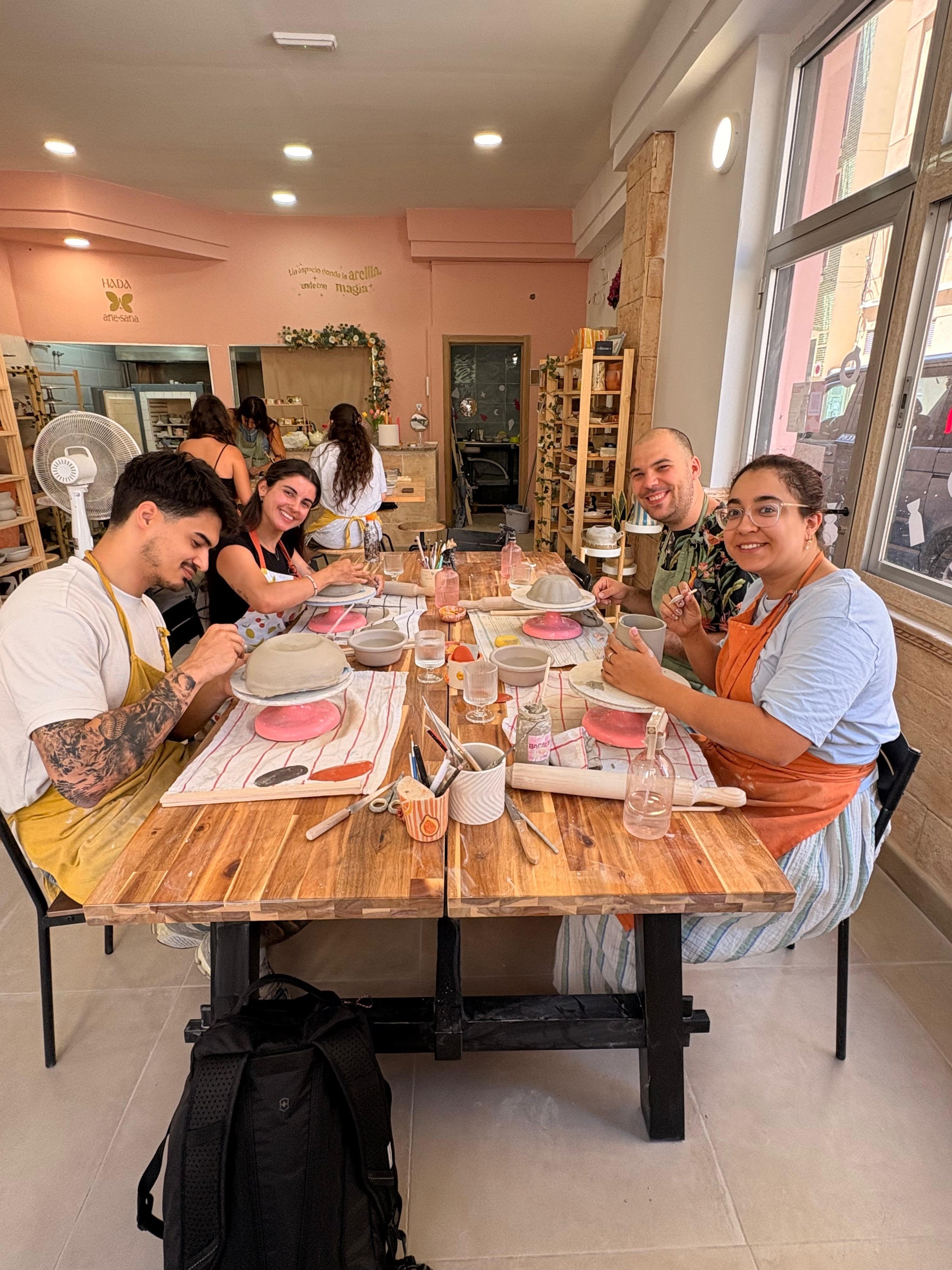 2 parejas pintando sus jarrones creado en un workshop creativo