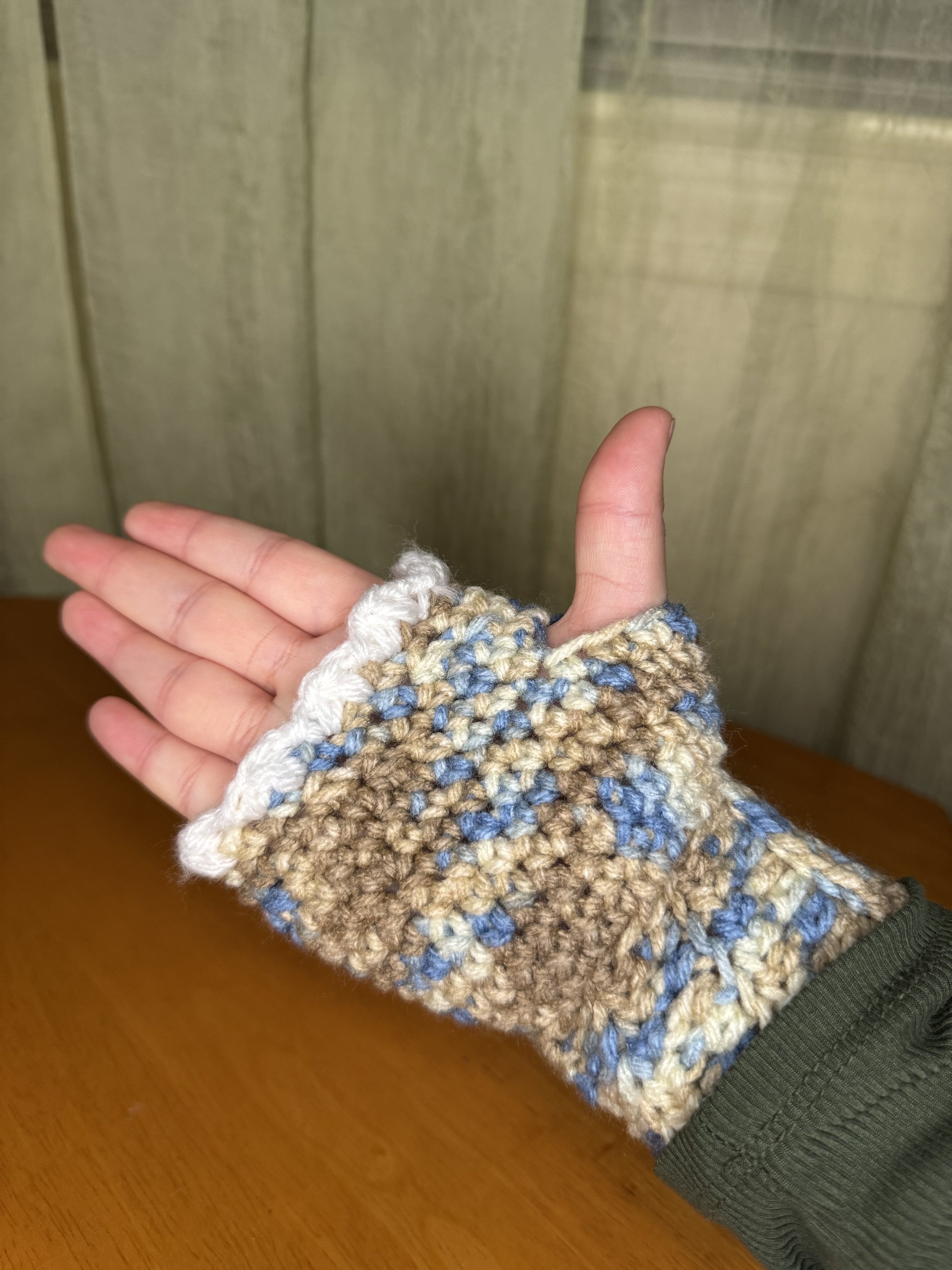 Fingerless gloves with ruffle edge