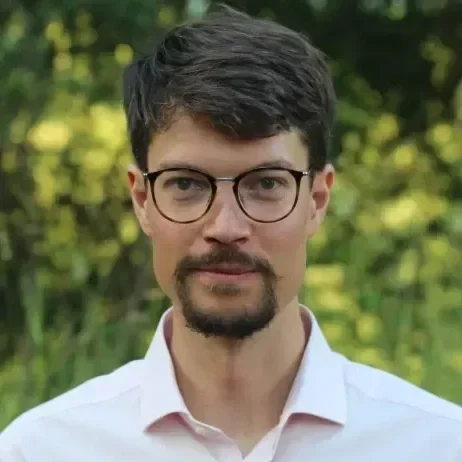 Nahaufnahme von Julian Storch, Arzt und erfolgreicher Absolvent der Hypnose Ausbildung.