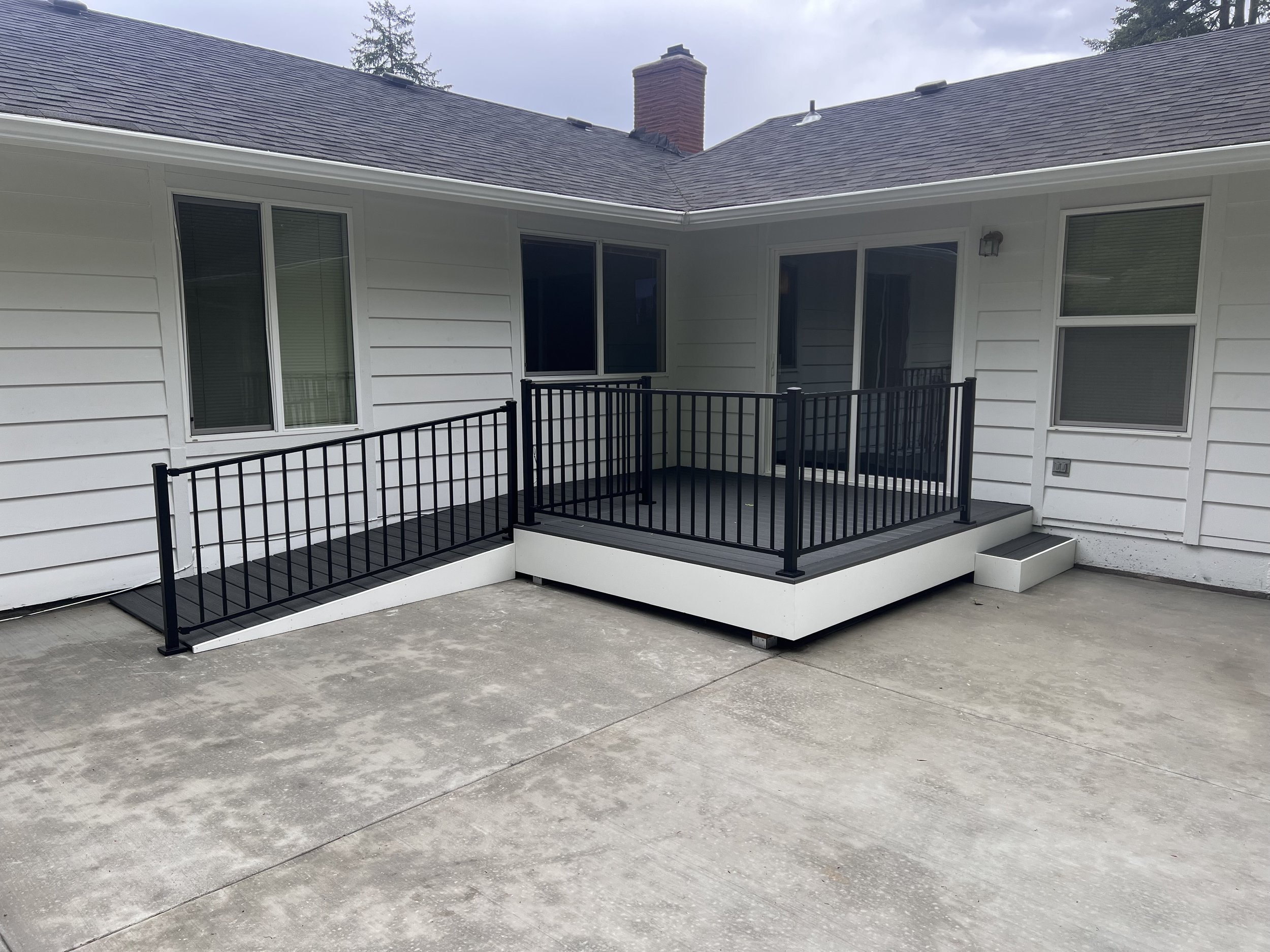 Clam Shell Trex Decking with Ramp and Trex Railing System
