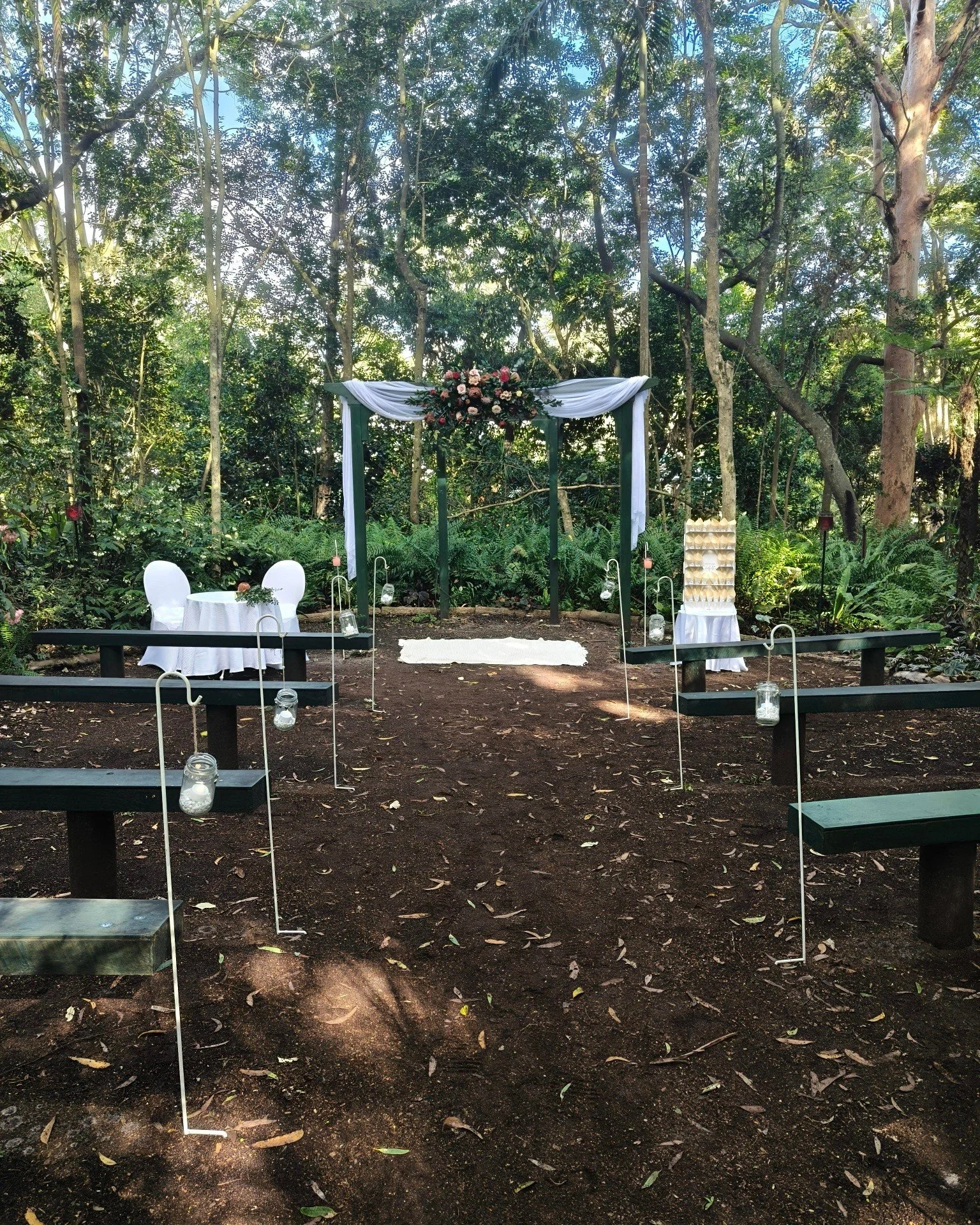 Possibly my new favorite wedding location - the dreamy Bush Chapel at Hunter Botanical Gardens 😍😍