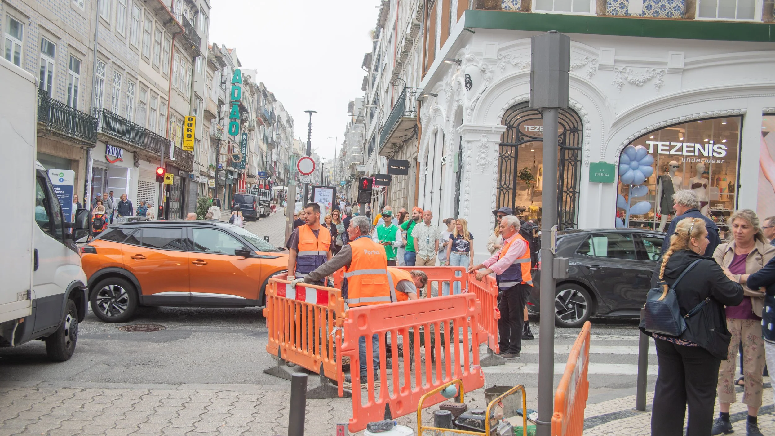 men working in Porto